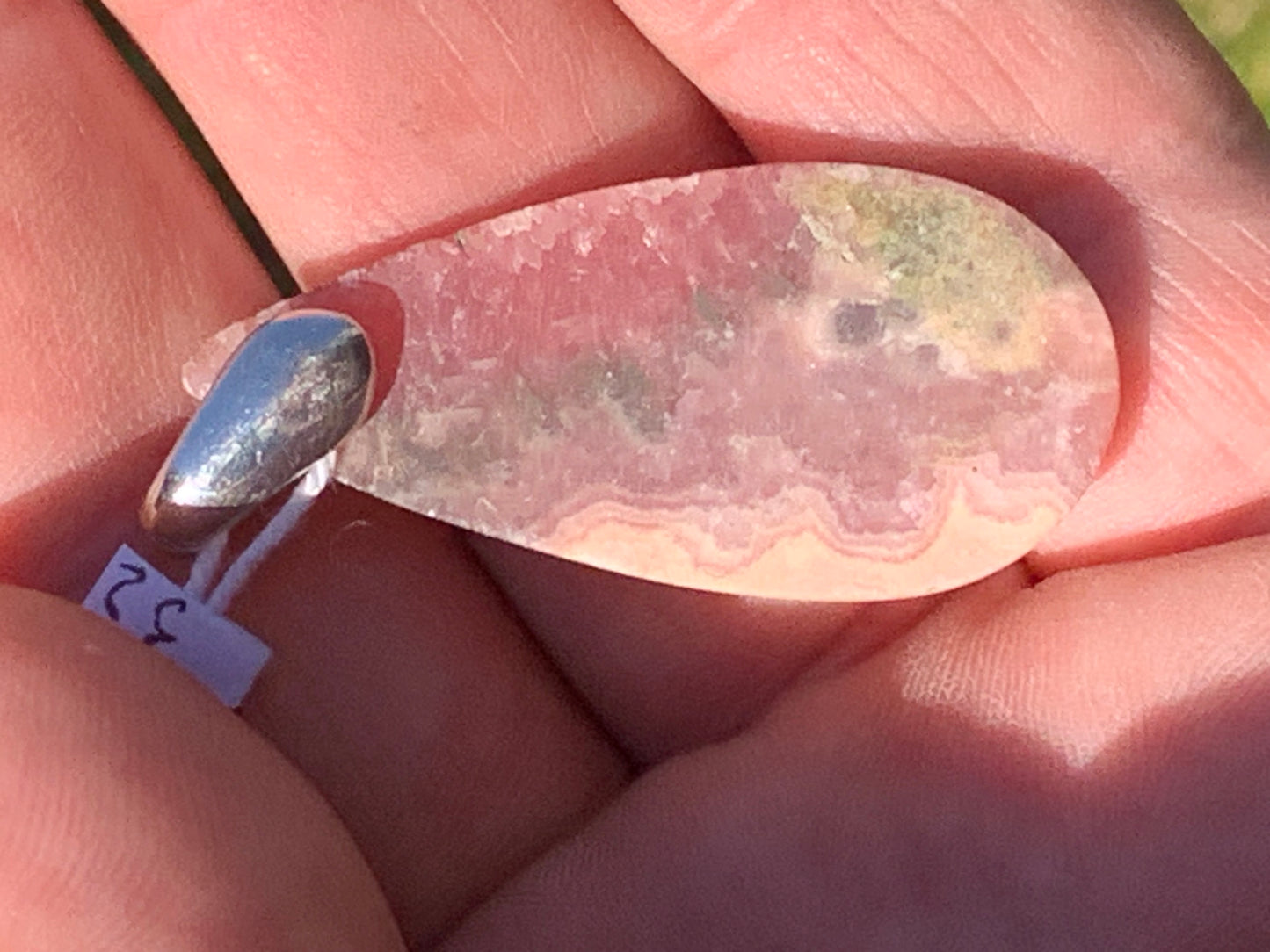 Rhodochrosite, 'cabochon percé' de 45 mm x 18 x 6. Vendu avec un cordon réglable de couleur noire !