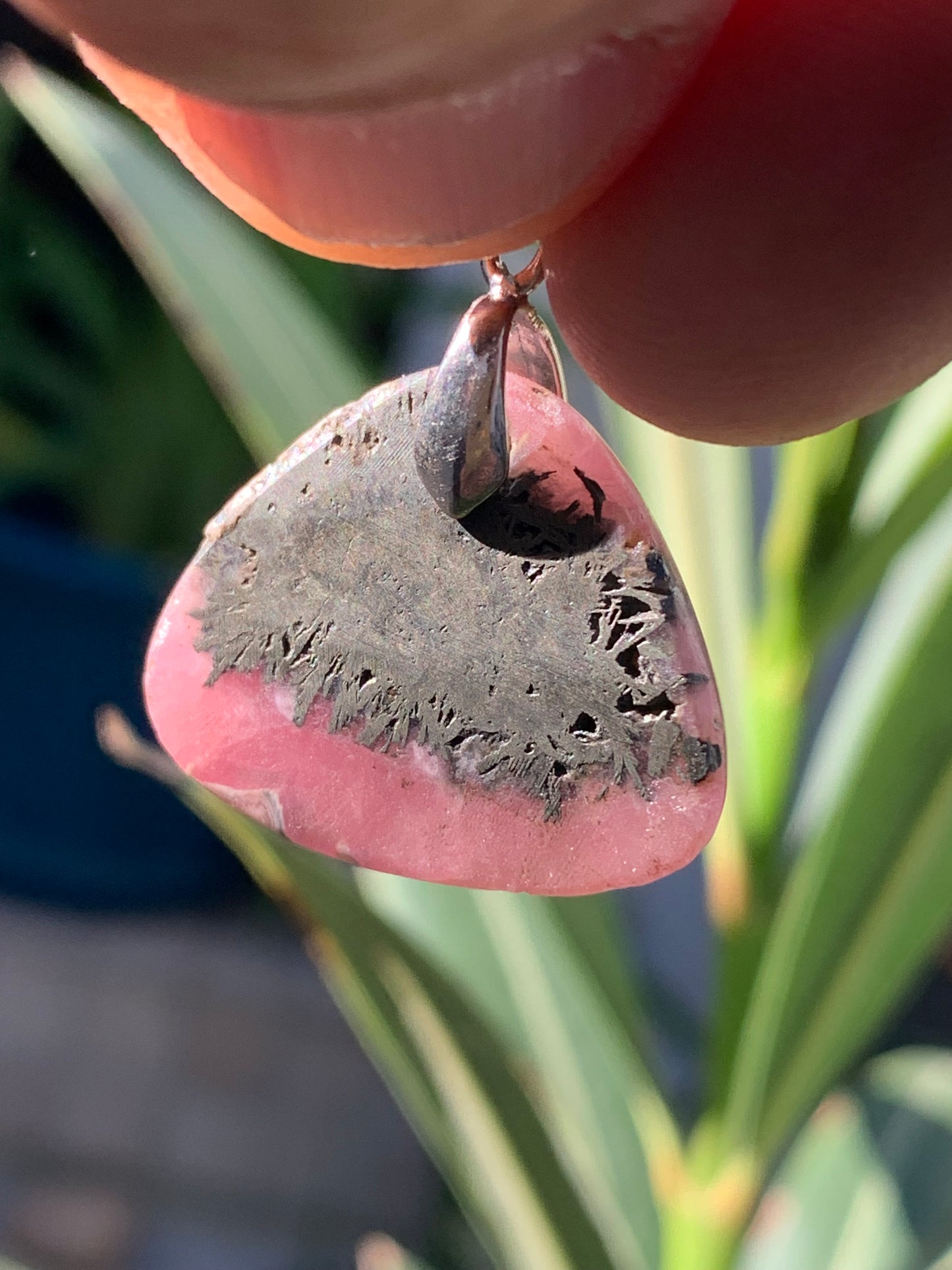 Rhodochrosite sur pyrite, superbe 'cabochon percé' de 32 mm x26 x5. Vendu avec cordon réglable de couleur noire !