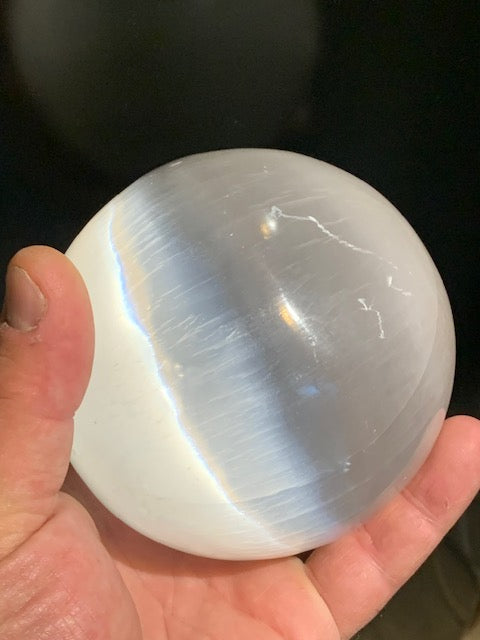 Sphère en Sélénite de 100 millimètres - 1110 grammes. Superbe pièce !
