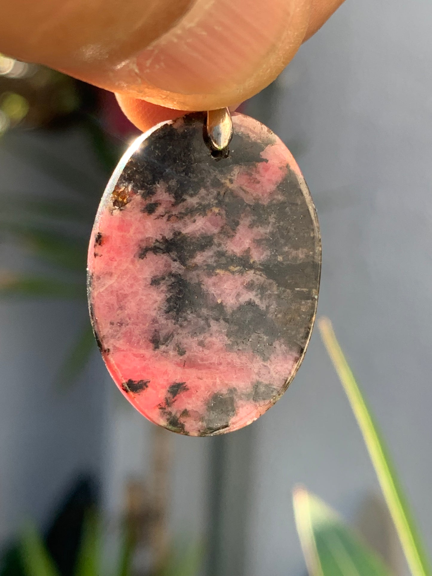 Rhodonite, pendentif 'cabochon percé' de 39mm x23 x7. Vendu avec cordon réglable de couleur noire !