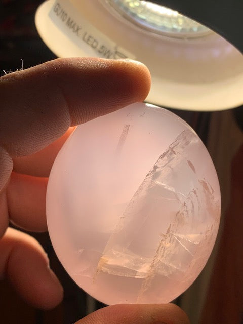 Quartz rose – Galet de taille L – 55 × 46 × 30 mm – 97,9 gr.