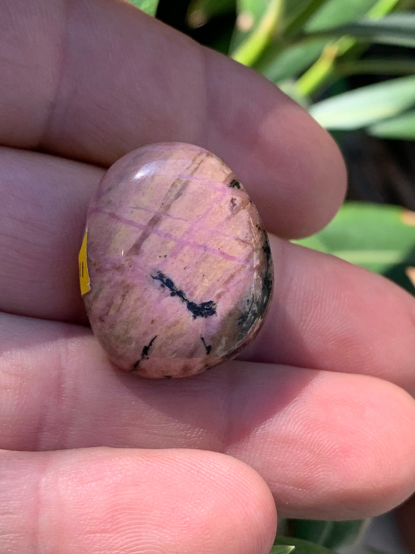Rhodonite, pendentif pierre roulée, de 27mm x23 x9. Vendu avec cordon réglable de couleur noire !