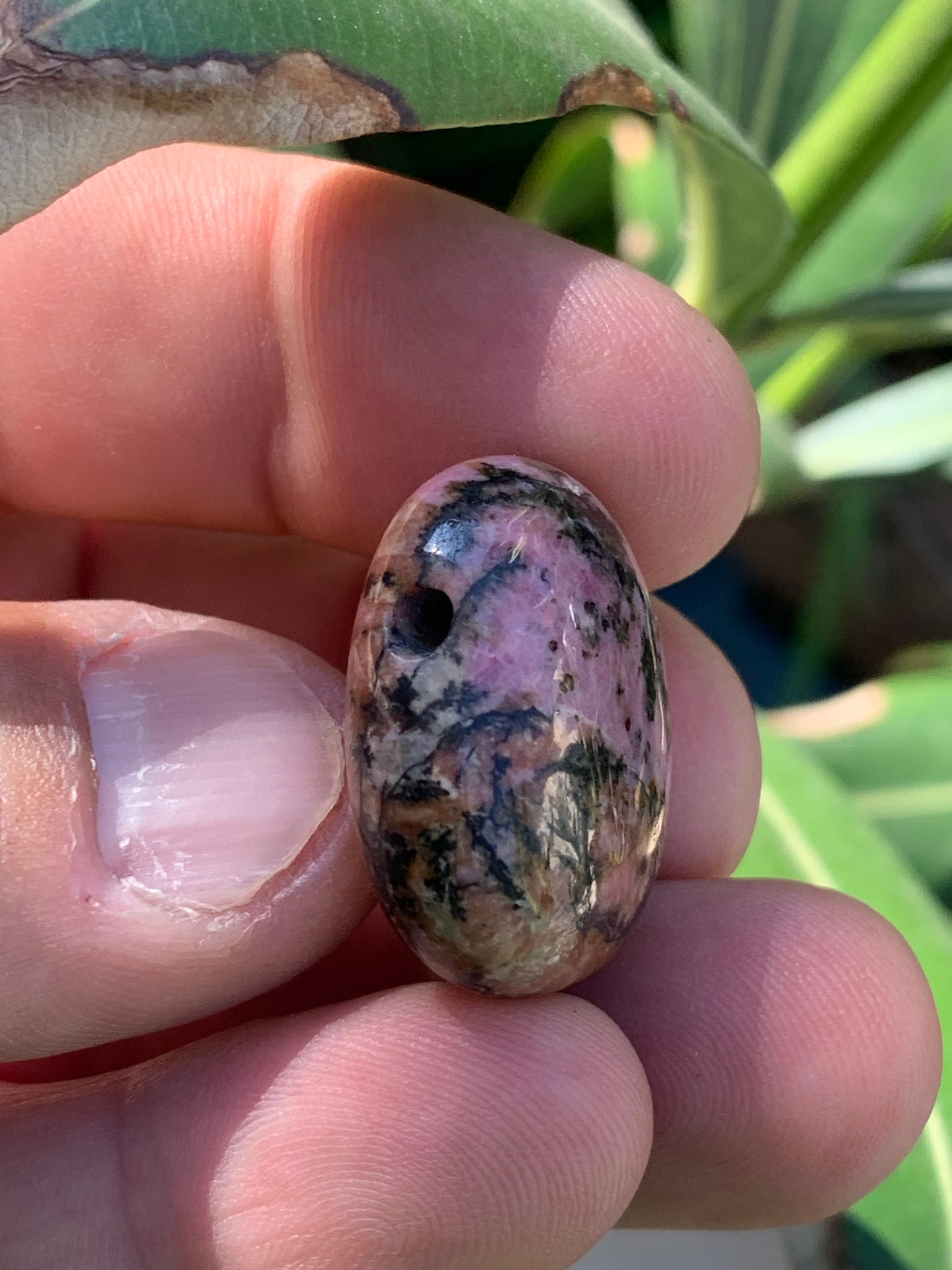 Rhodonite, pendentif pierre roulée, de 27mm x23 x9. Vendu avec cordon réglable de couleur noire !