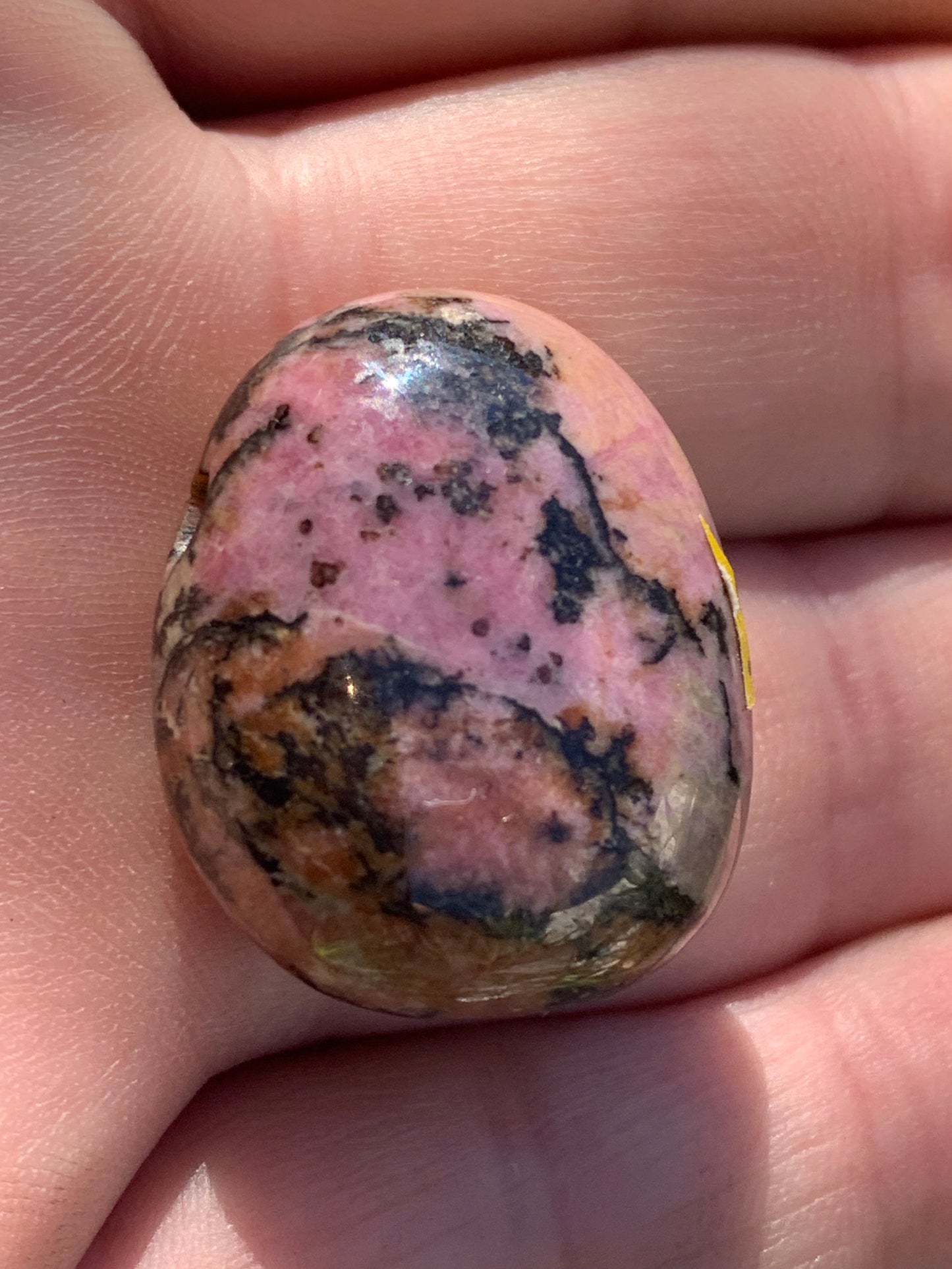 Rhodonite, pendentif pierre roulée, de 27mm x23 x9. Vendu avec cordon réglable de couleur noire !