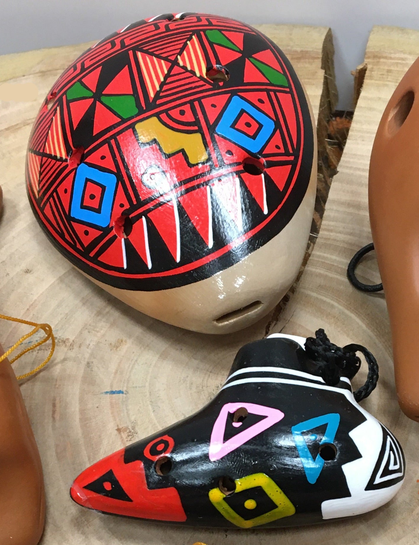 Ocarina en terre cuite avec des dessins typique du Pérou. 3 modèles au choix ! Des sons profonds comme la terre !