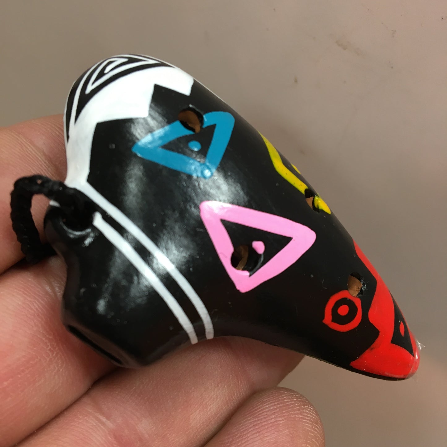 Ocarina en terre cuite avec des dessins typique du Pérou. 3 modèles au choix ! Des sons profonds comme la terre !