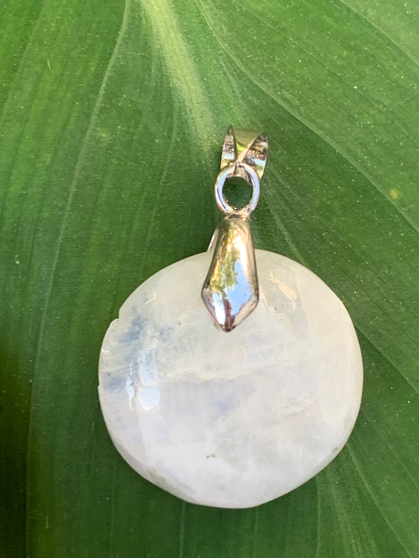 Labradorite blanche/ péristérite, pendentif en 'cabochon percé' de 40mm x 30 x 10. Qualité AA à AAA, vendu avec cordon réglable de couleur noire !