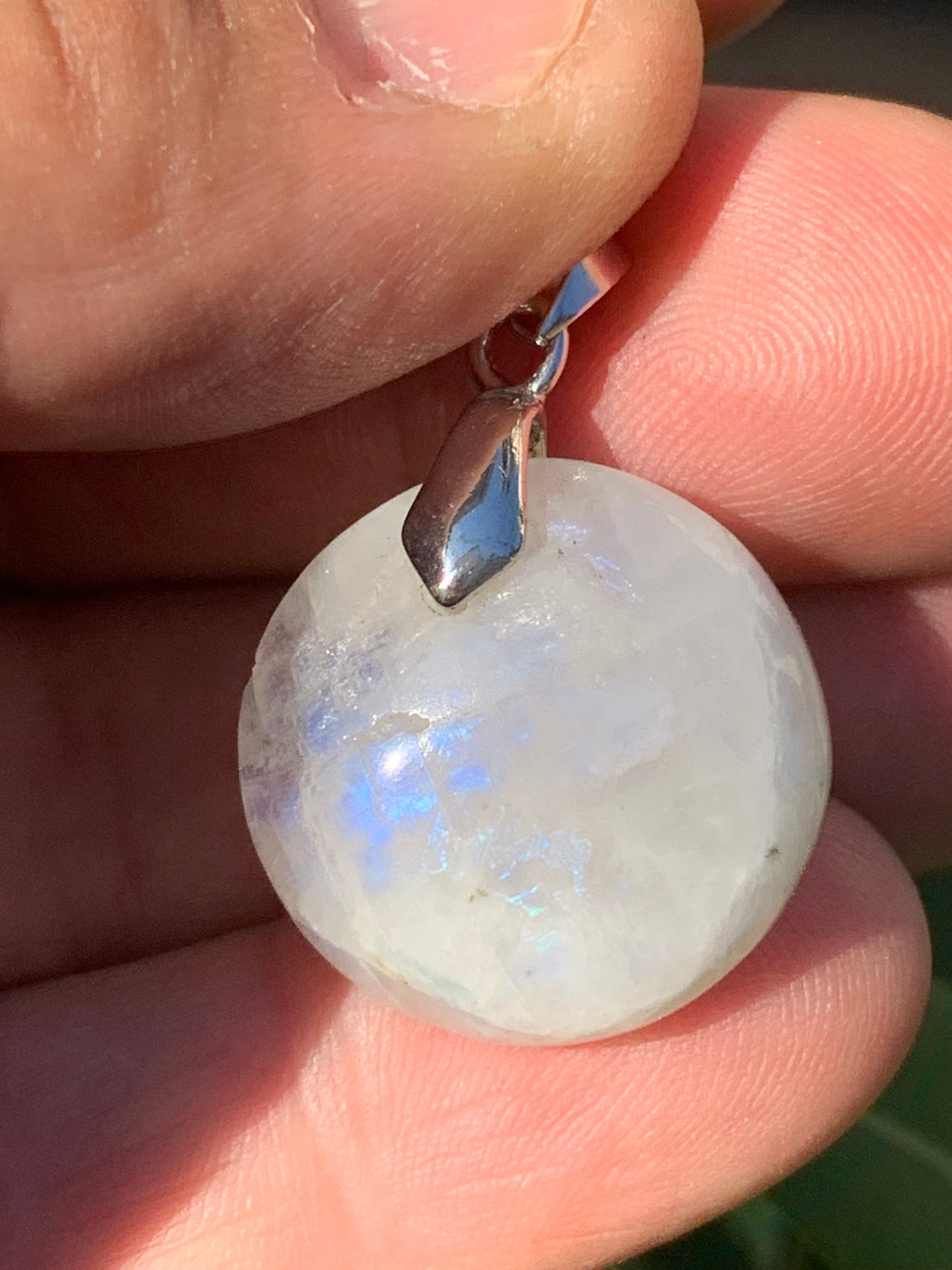 Labradorite blanche/ péristérite, pendentif en 'cabochon percé' de 40mm x 30 x 10. Qualité AA à AAA, vendu avec cordon réglable de couleur noire !