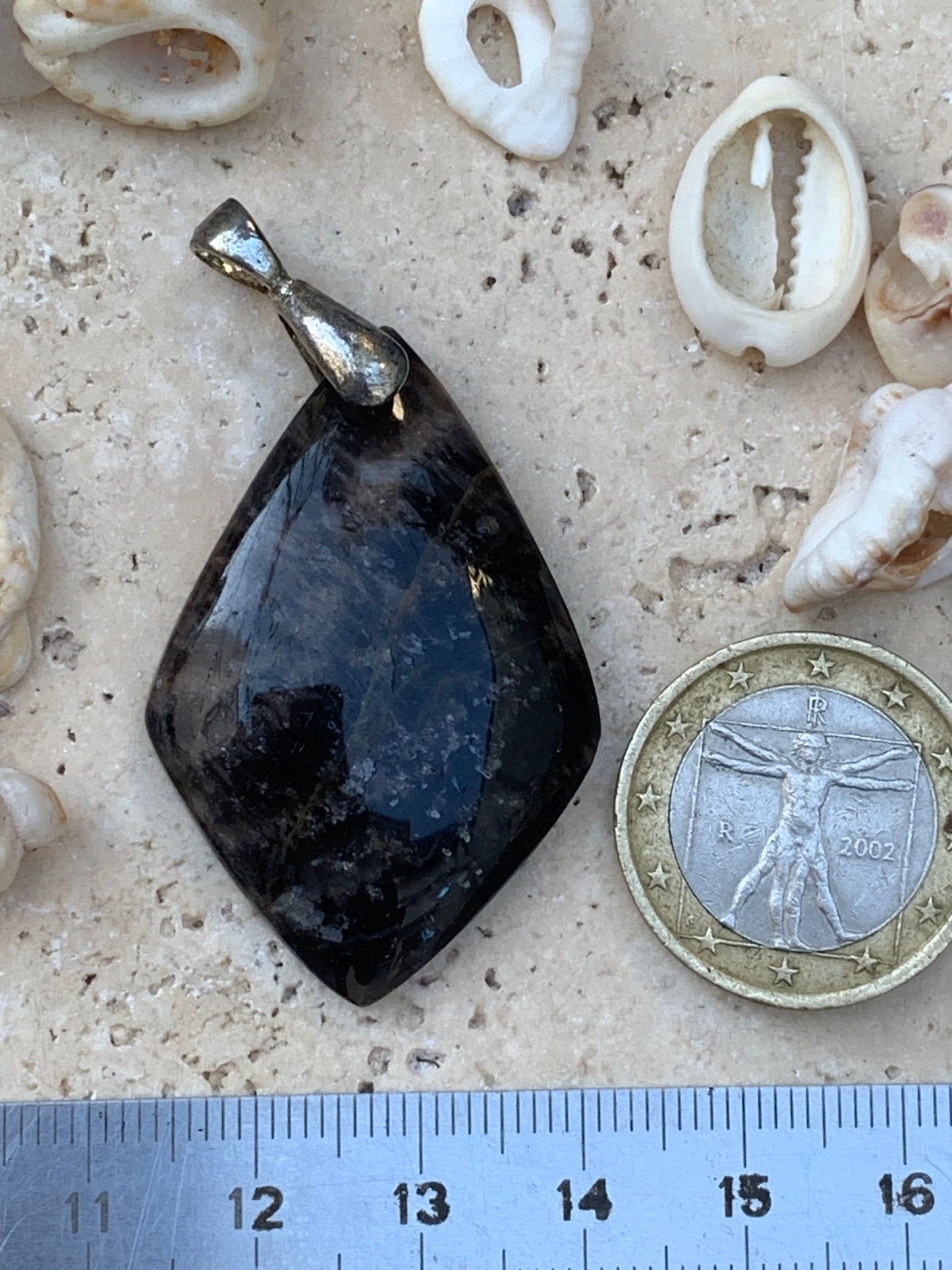 Pierre de lune noire, pendentif en 'cabochon percé' de 50mm x28 x6. Vendu avec cordon réglable de couleur noire !