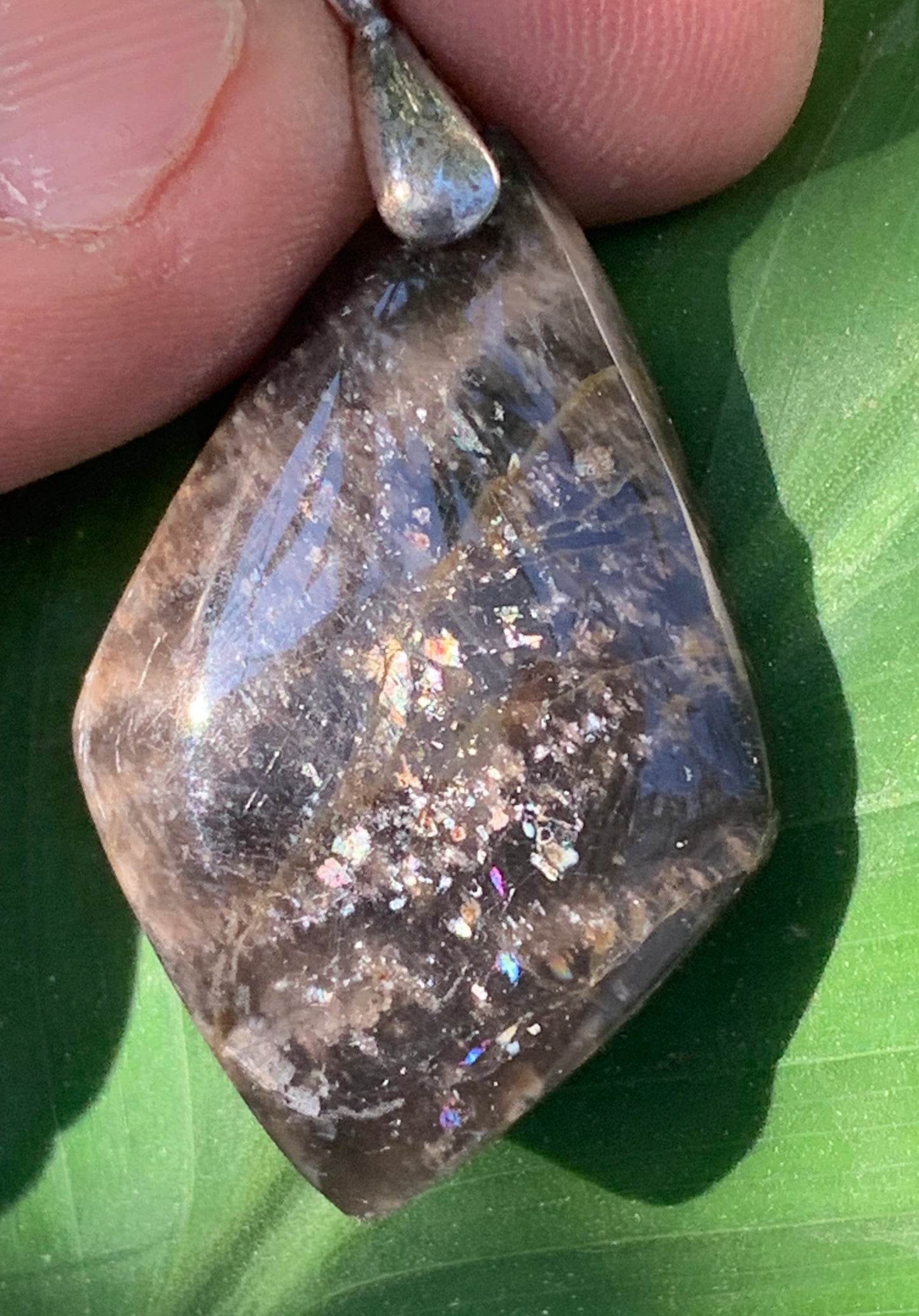 Pierre de lune noire, pendentif en 'cabochon percé' de 50mm x28 x6. Vendu avec cordon réglable de couleur noire !