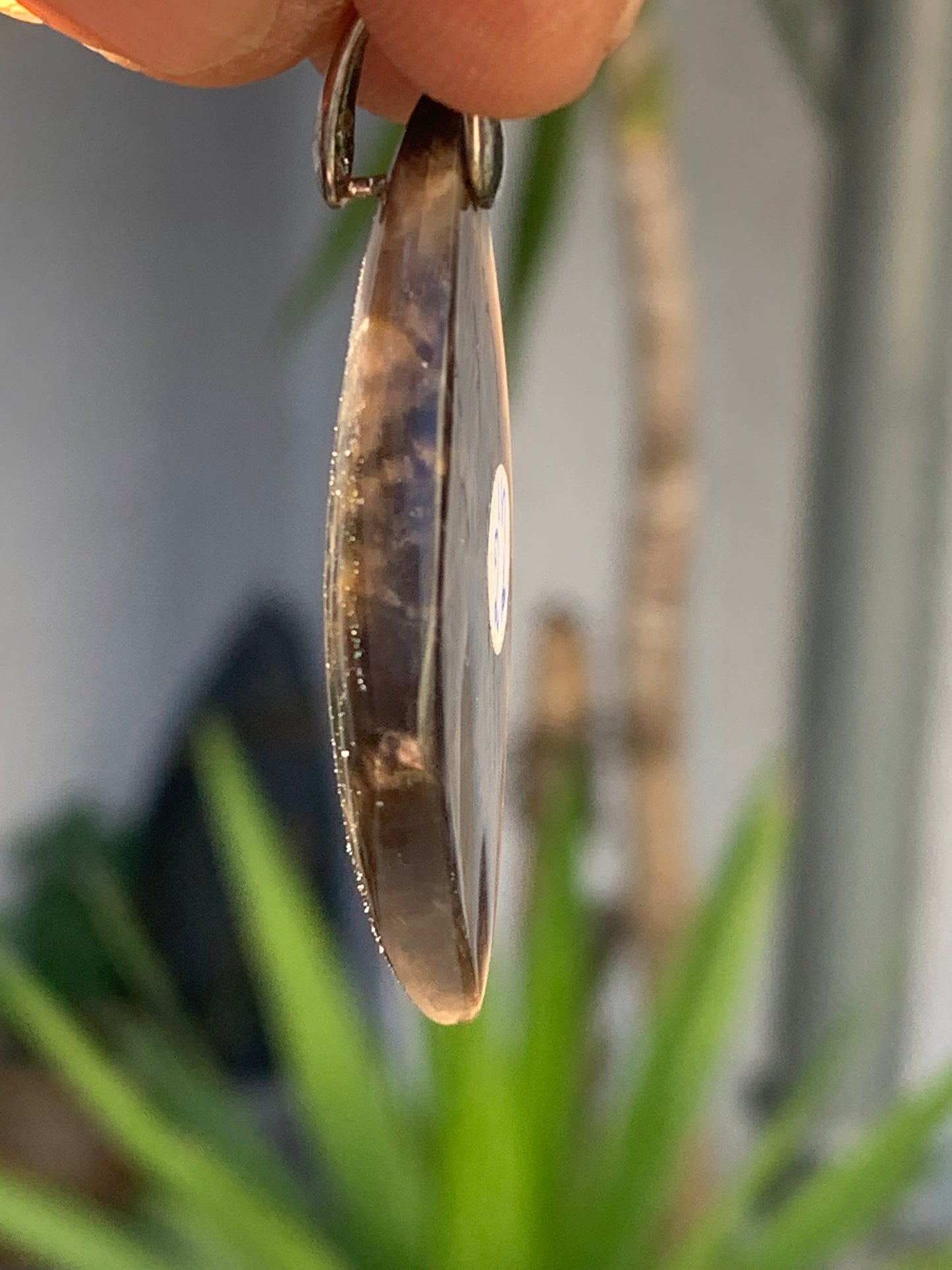 Pierre de lune noire, pendentif en 'cabochon percé' de 50mm x28 x6. Vendu avec cordon réglable de couleur noire !