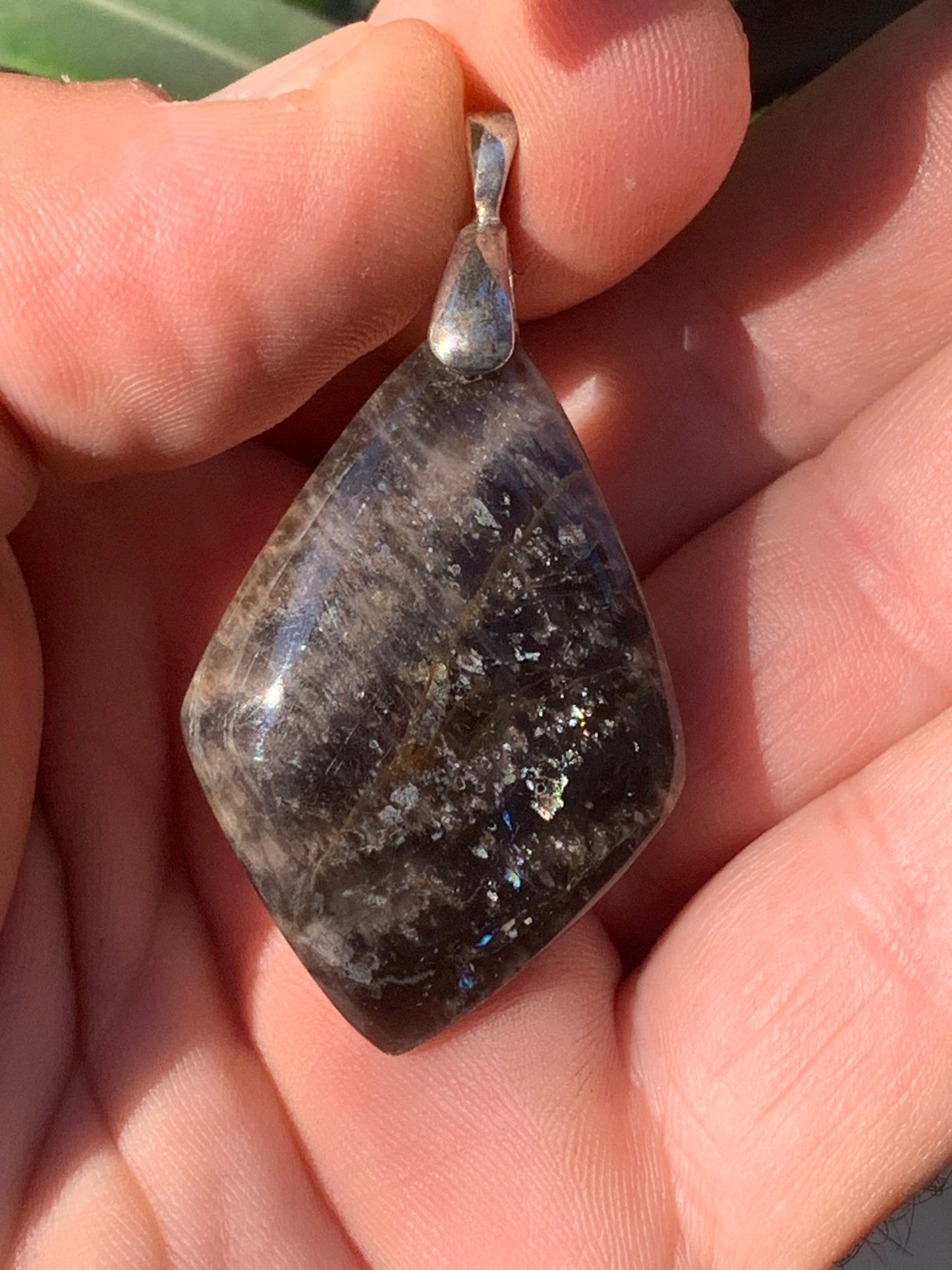 Pierre de lune noire, pendentif en 'cabochon percé' de 50mm x28 x6. Vendu avec cordon réglable de couleur noire !