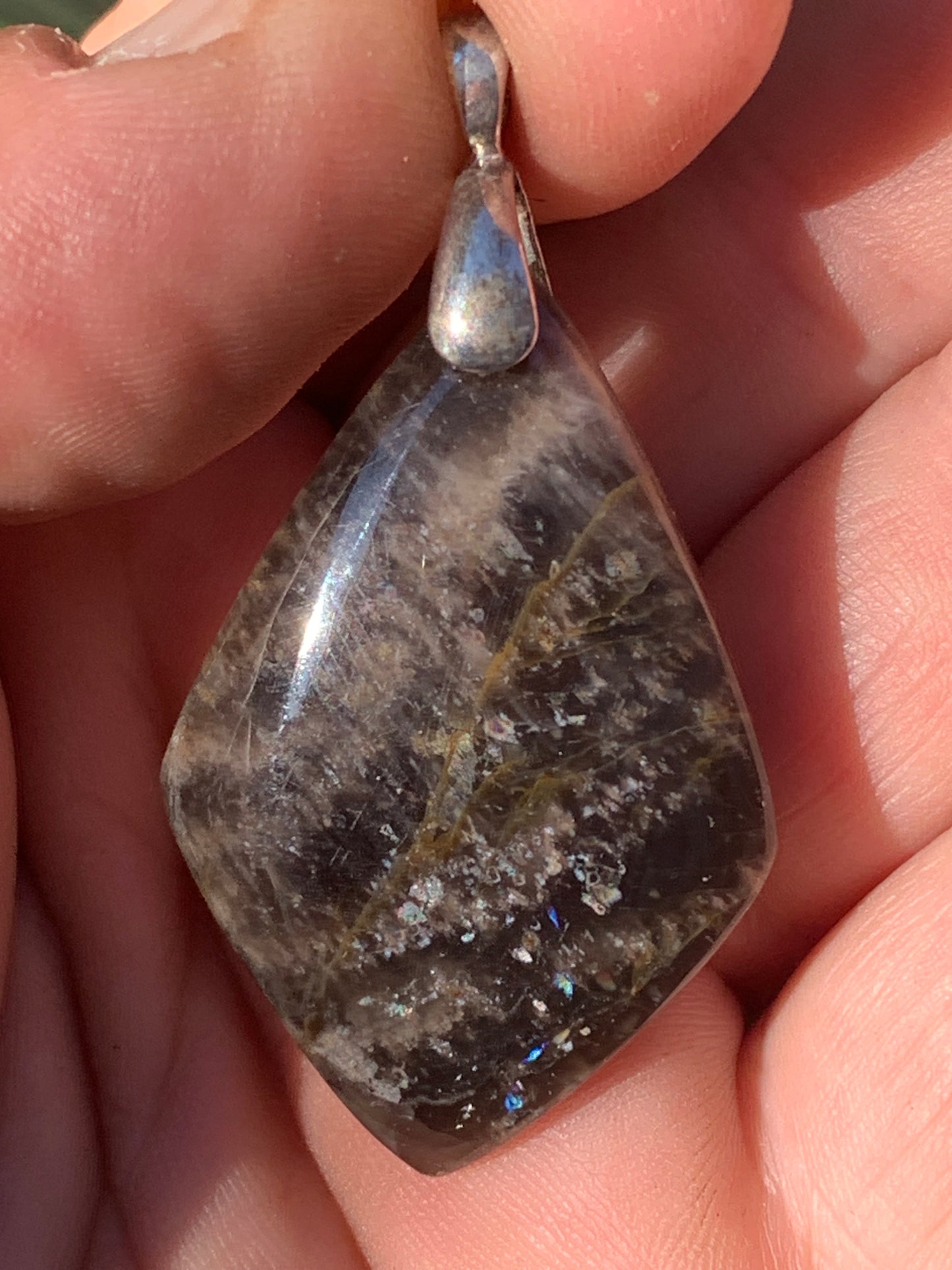 Pierre de lune noire, pendentif en 'cabochon percé' de 50mm x28 x6. Vendu avec cordon réglable de couleur noire !