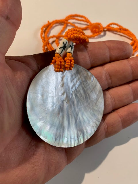 Collier/ Sautoir en perles avec pendentif en bois et nacre - ± 50 centimètres - Pendentif : ± 6 cm
