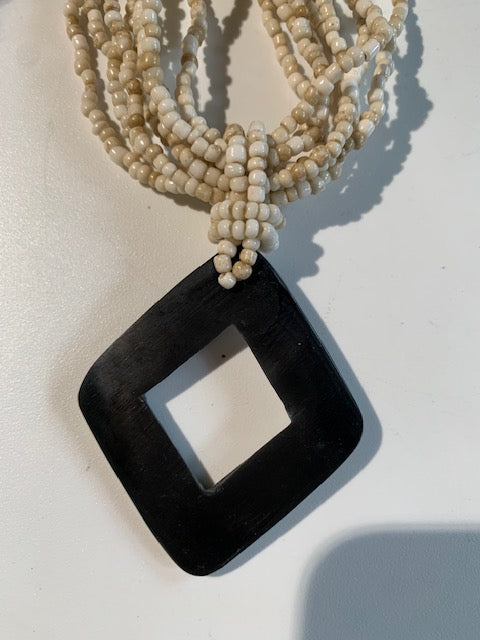 Collier/ Sautoir en perles avec pendentif en nacre - ± 50 centimètres - Pendentif : ± 5,5 x 5 cm