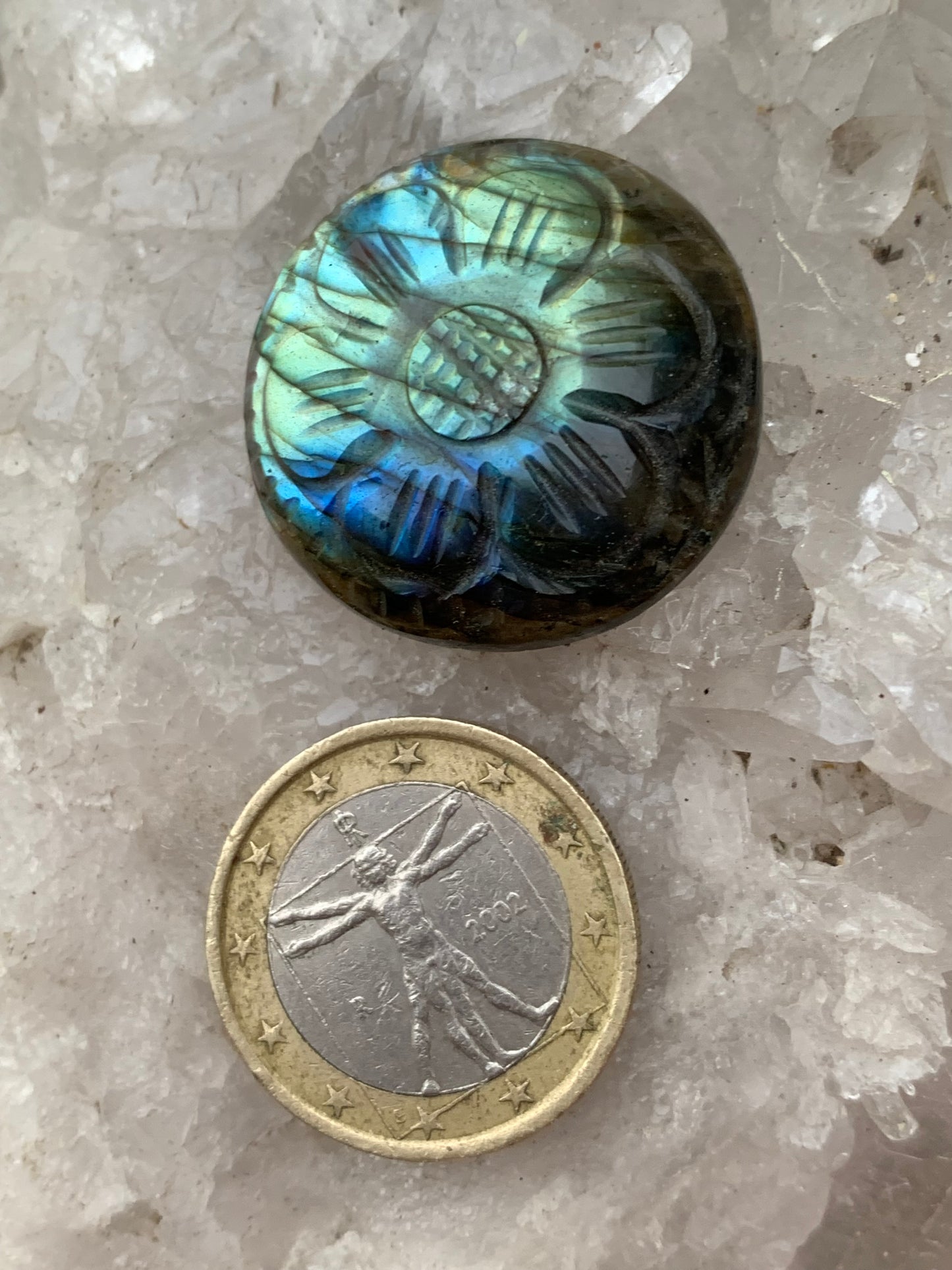 Labradorite, cabochon gravé de 27mm de diamètre x 8. Qualité AA à AAA, parfait pour être monter en bijoux ou collection !