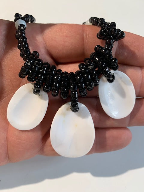 Collier/ Sautoir en perles avec pendentif en nacre - ± 50 centimètres - Pendentif panoramique : ± 7 x 4 cm