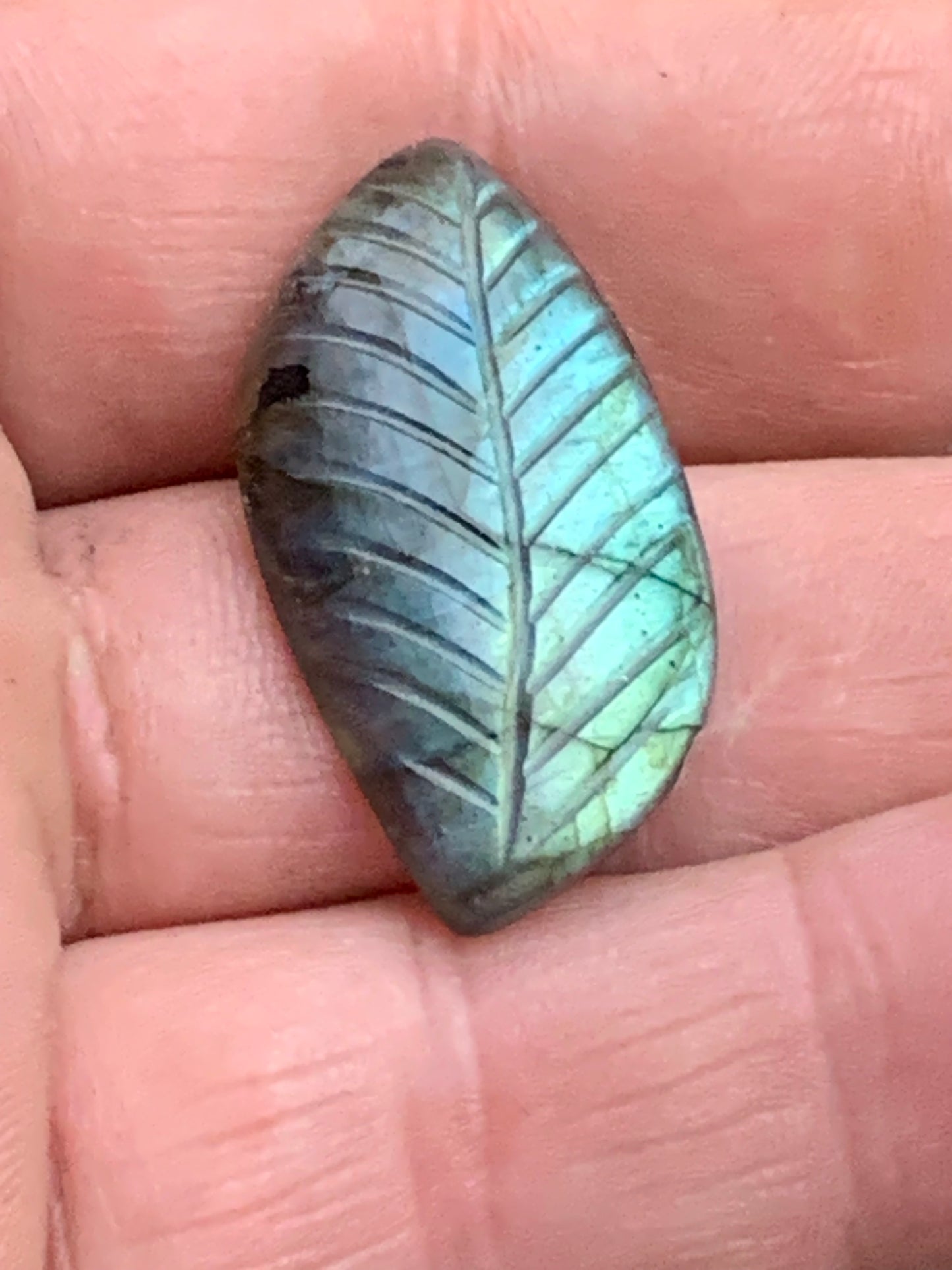 Labradorite, cabochon gravé de 32mm x 16 x 7. Qualité AA à AAA, parfait pour être monter en bijoux ou collection !