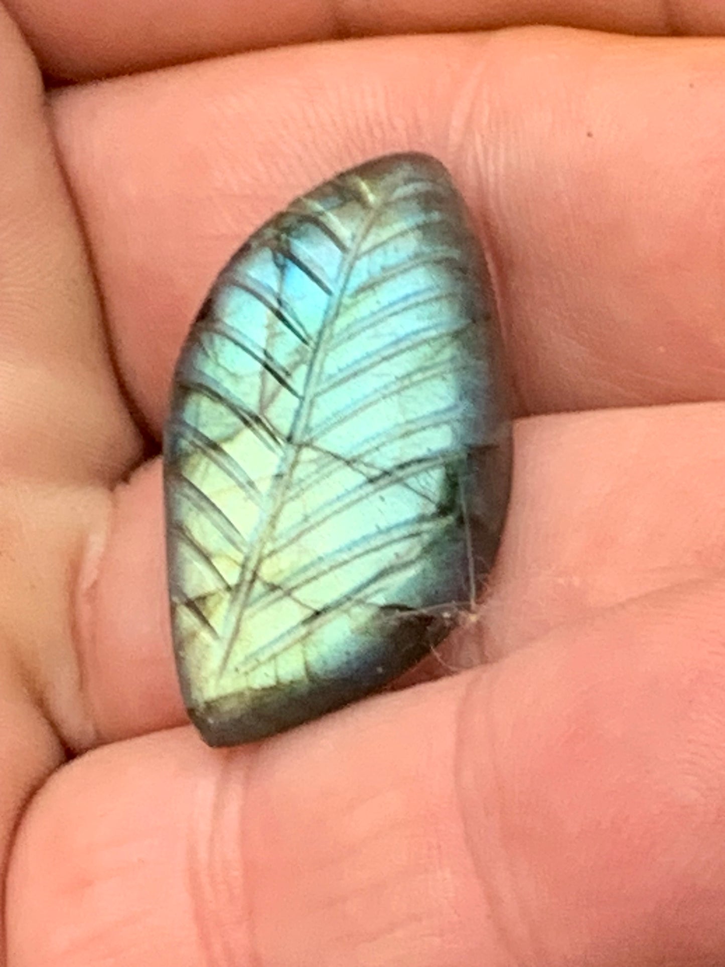 Labradorite, cabochon gravé de 32mm x 16 x 7. Qualité AA à AAA, parfait pour être monter en bijoux ou collection !