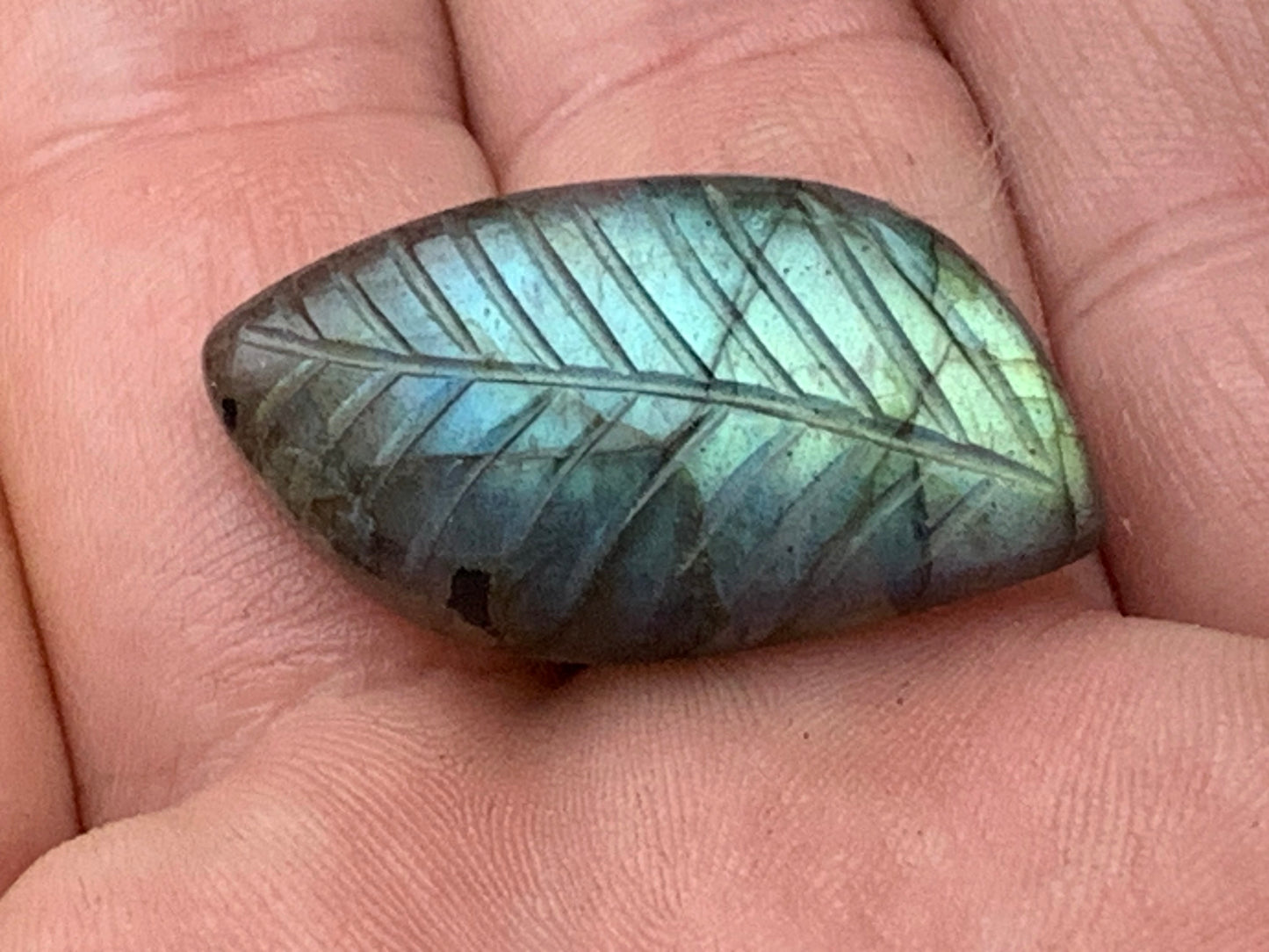 Labradorite, cabochon gravé de 32mm x 16 x 7. Qualité AA à AAA, parfait pour être monter en bijoux ou collection !