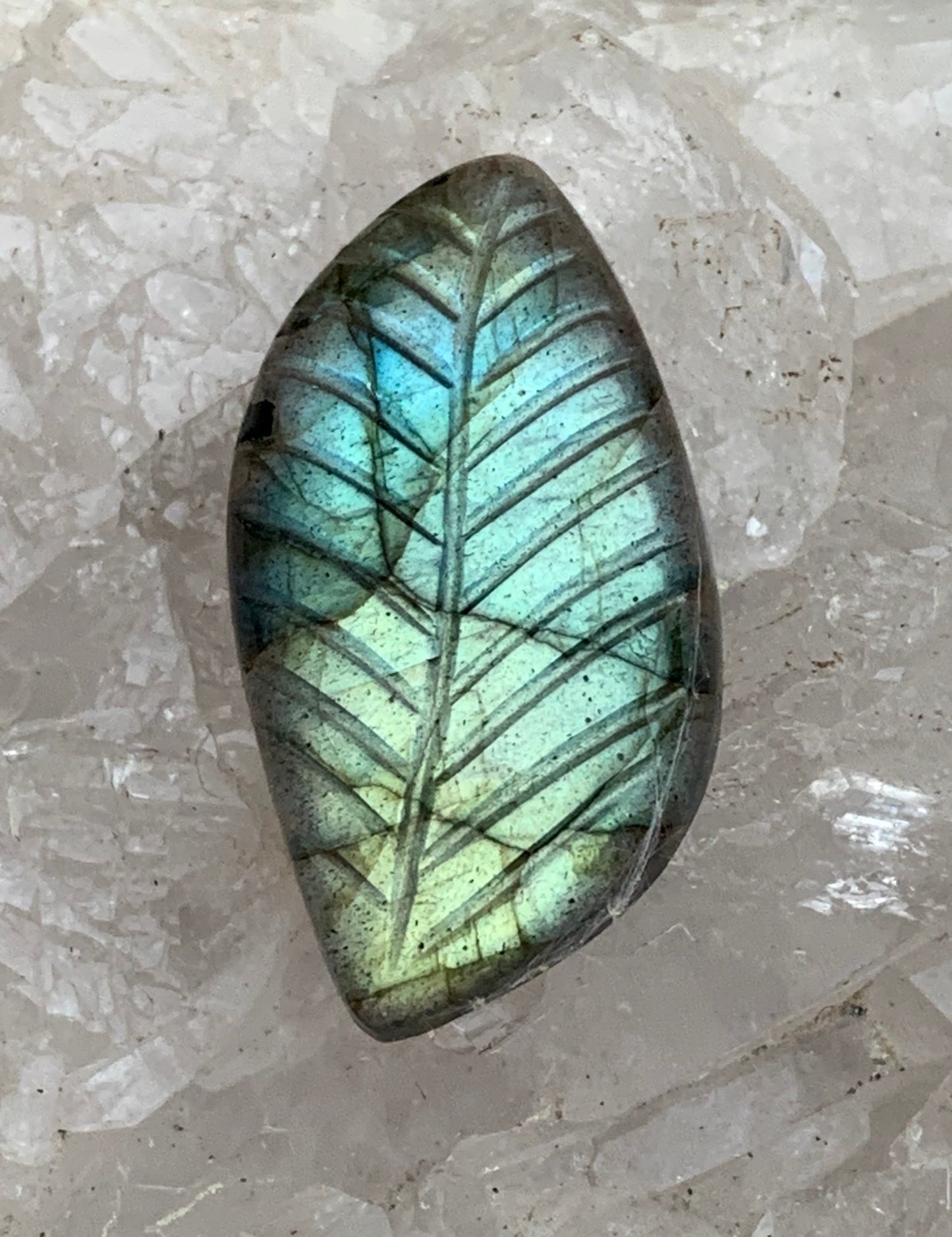 Labradorite, cabochon gravé de 32mm x 16 x 7. Qualité AA à AAA, parfait pour être monter en bijoux ou collection !