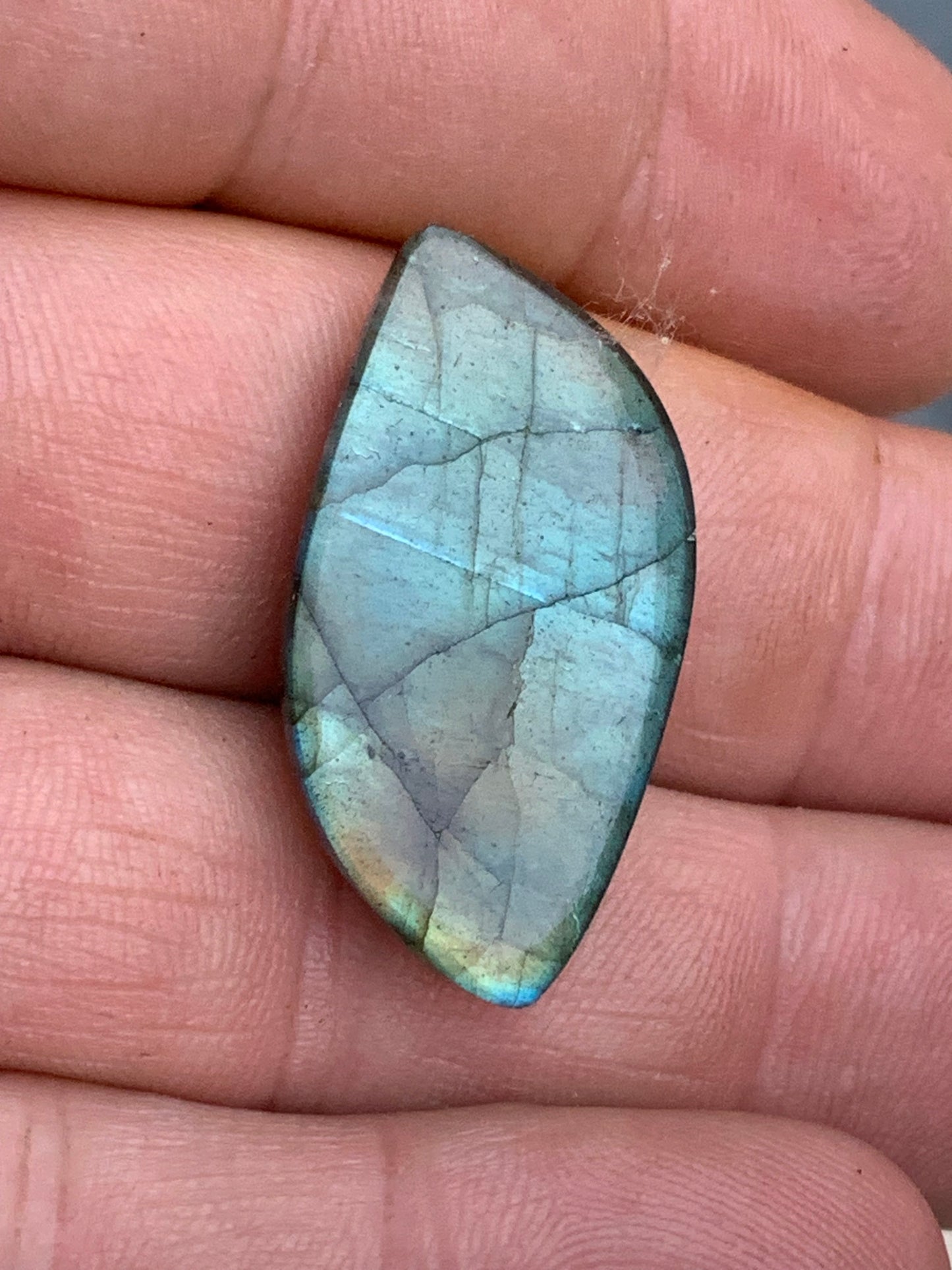 Labradorite, cabochon gravé de 32mm x 16 x 7. Qualité AA à AAA, parfait pour être monter en bijoux ou collection !