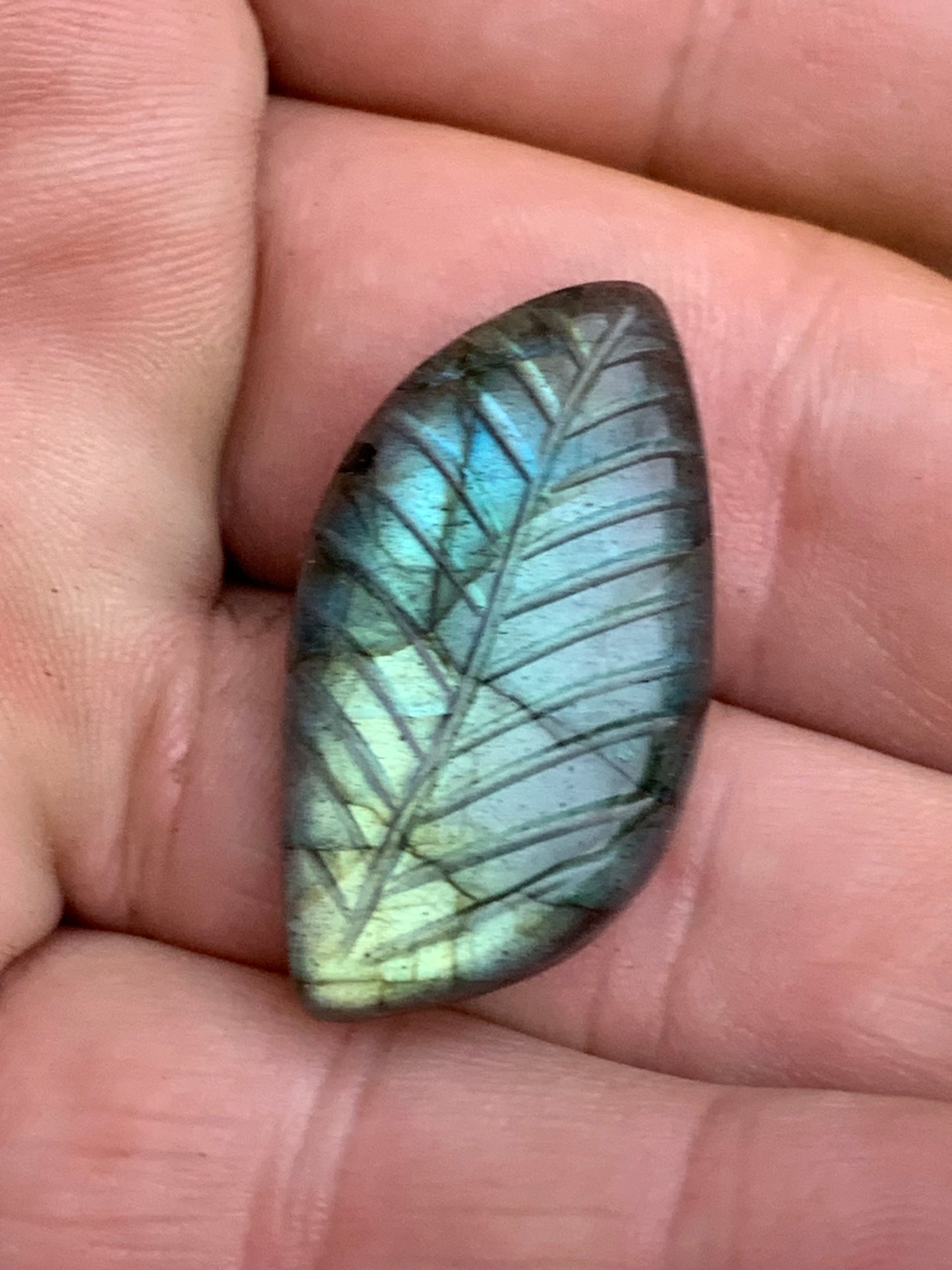 Labradorite, cabochon gravé de 32mm x 16 x 7. Qualité AA à AAA, parfait pour être monter en bijoux ou collection !