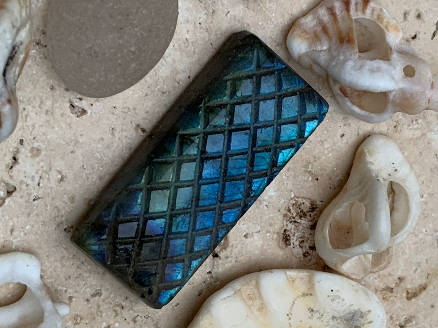 Labradorite, cabochon gravé de 31mm x 14 x 7. Qualité AA à AAA, parfait pour être monter en bijoux ou collection !