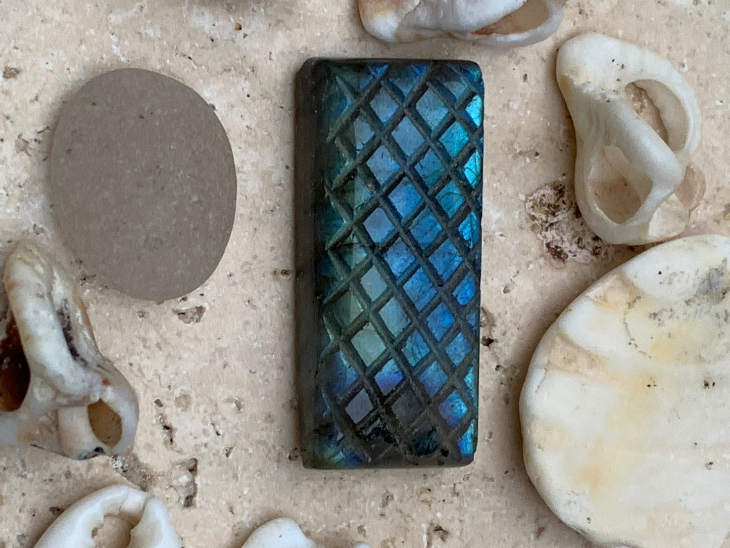 Labradorite, cabochon gravé de 31mm x 14 x 7. Qualité AA à AAA, parfait pour être monter en bijoux ou collection !