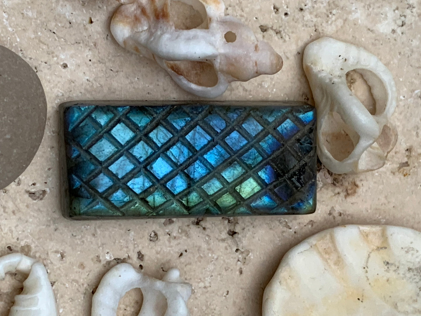 Labradorite, cabochon gravé de 31mm x 14 x 7. Qualité AA à AAA, parfait pour être monter en bijoux ou collection !