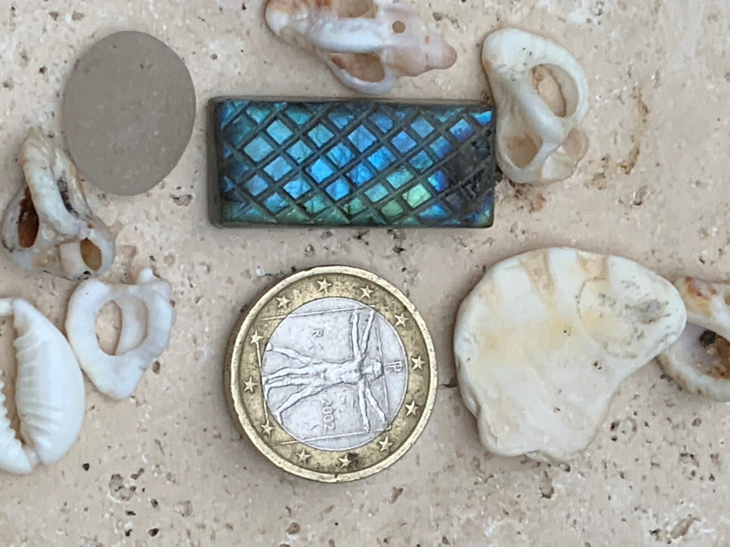 Labradorite, cabochon gravé de 31mm x 14 x 7. Qualité AA à AAA, parfait pour être monter en bijoux ou collection !