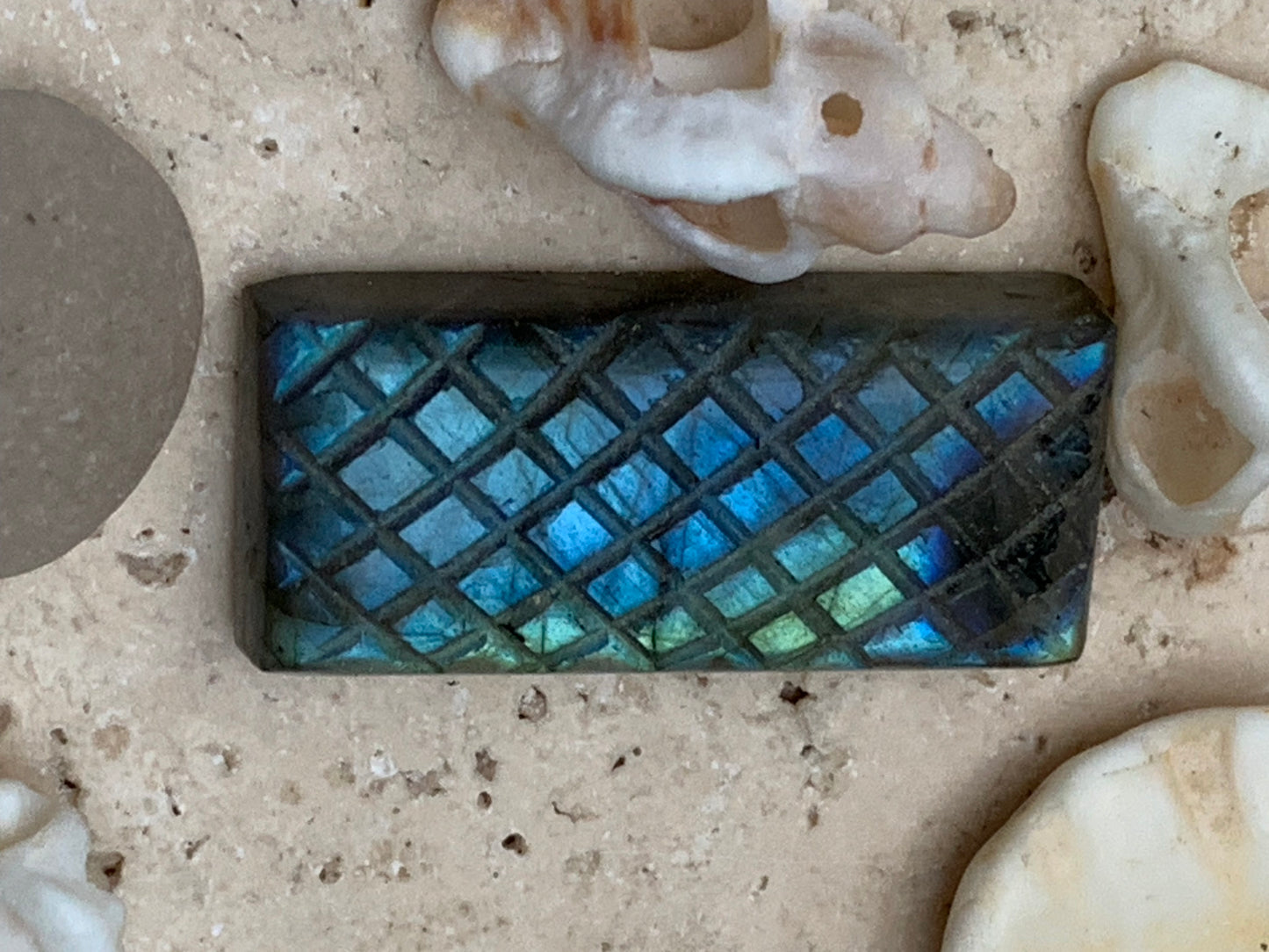 Labradorite, cabochon gravé de 31mm x 14 x 7. Qualité AA à AAA, parfait pour être monter en bijoux ou collection !