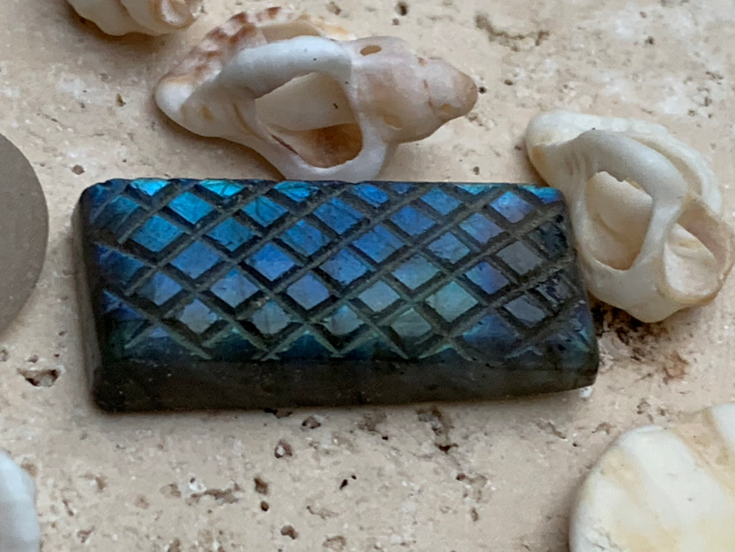 Labradorite, cabochon gravé de 31mm x 14 x 7. Qualité AA à AAA, parfait pour être monter en bijoux ou collection !