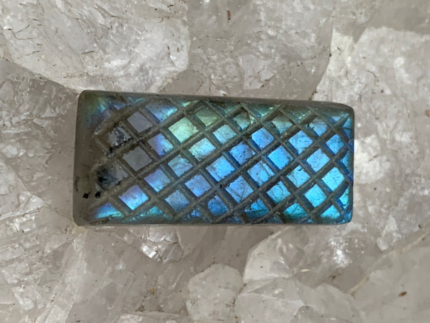 Labradorite, cabochon gravé de 31mm x 14 x 7. Qualité AA à AAA, parfait pour être monter en bijoux ou collection !