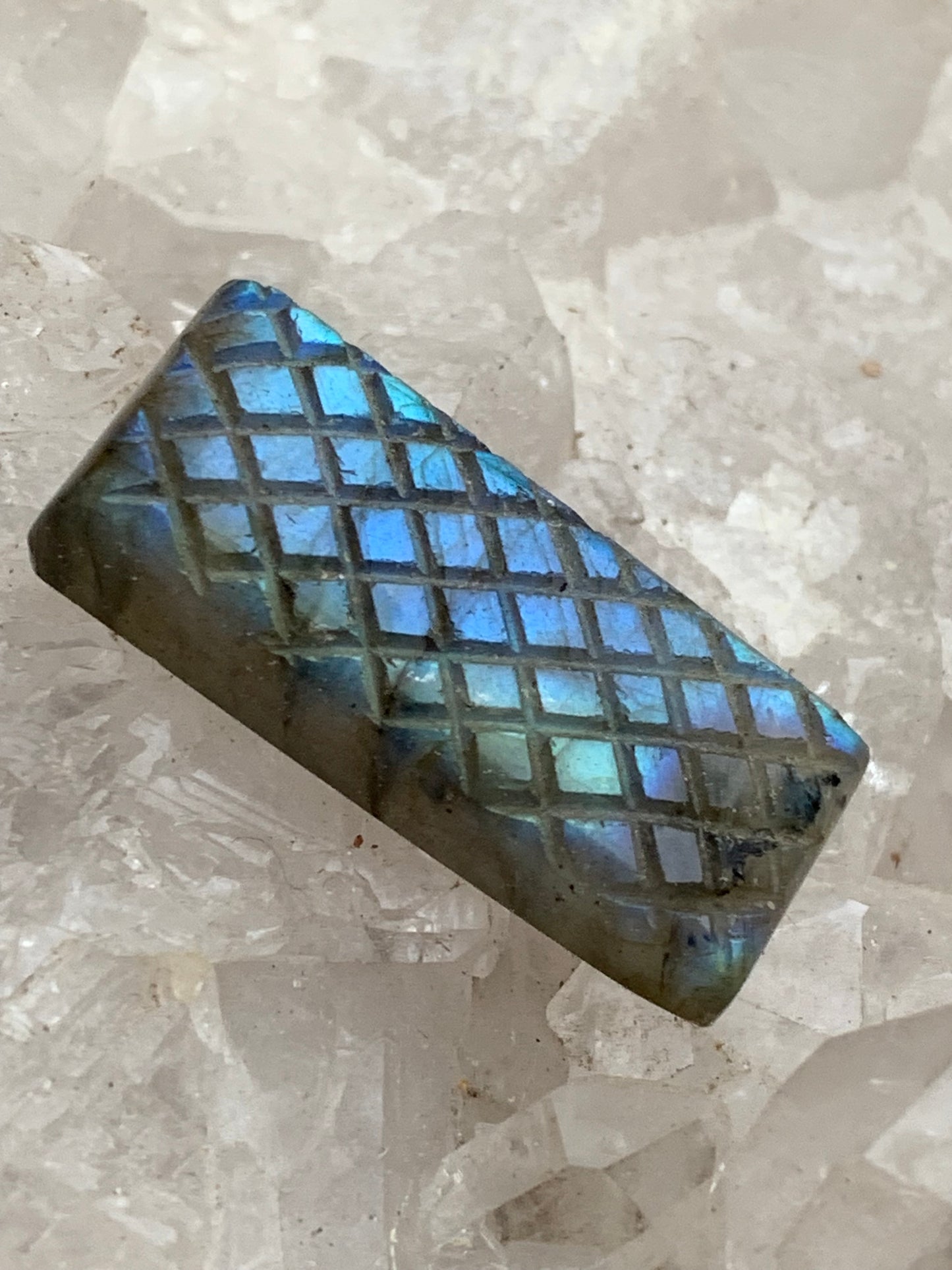Labradorite, cabochon gravé de 31mm x 14 x 7. Qualité AA à AAA, parfait pour être monter en bijoux ou collection !