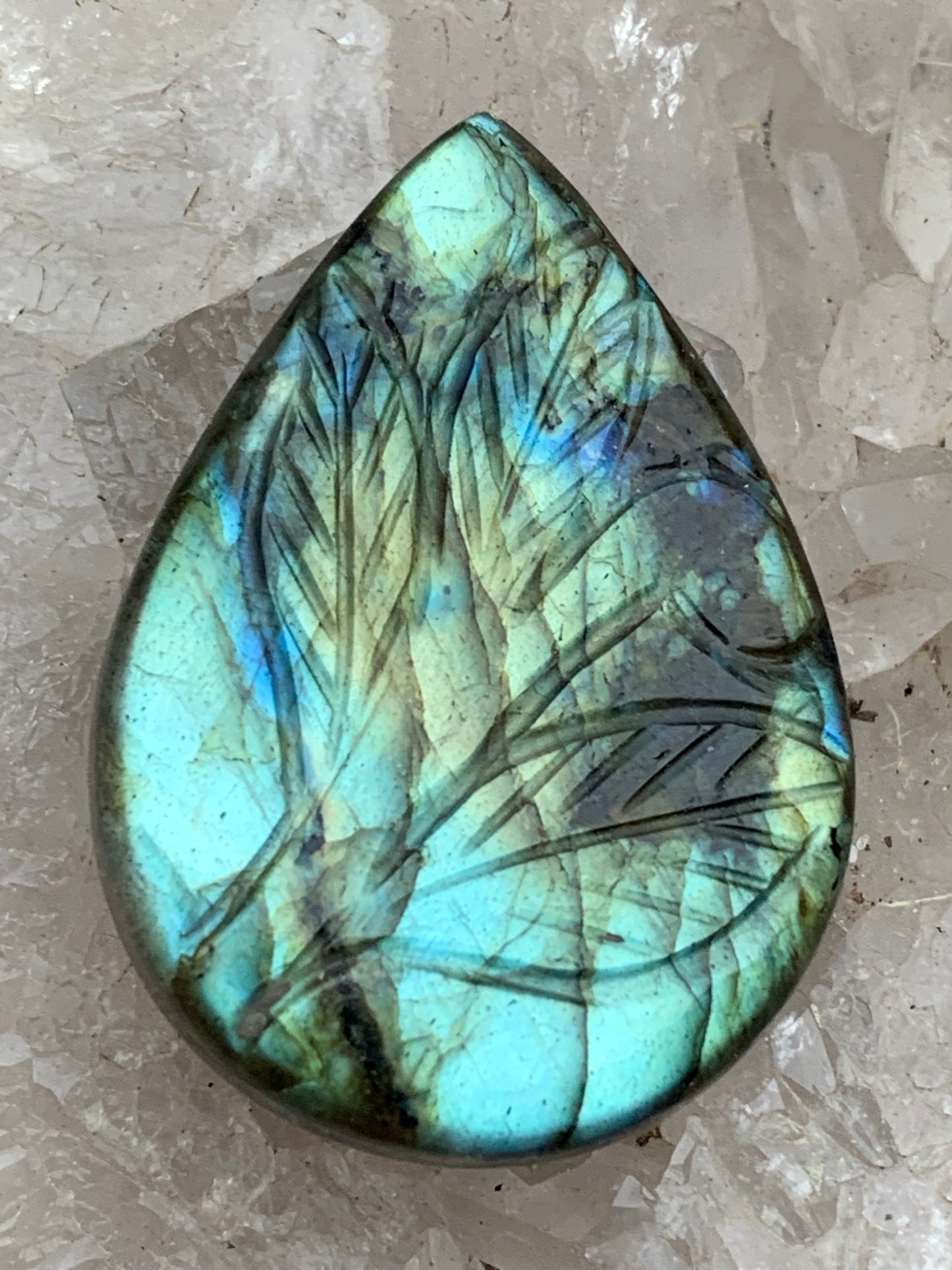 Labradorite, cabochon gravé de 42mm x 30 x 7. Qualité AA à AAA, parfait pour être monter en bijoux ou collection !