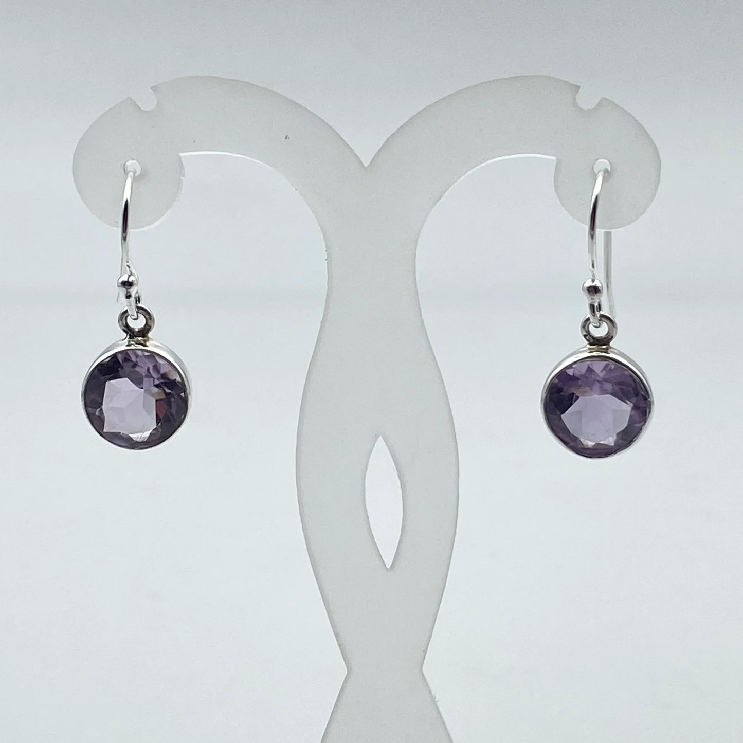 Boucles d'oreilles en Améthyste, cabochon facetté sertis Argent 925, qualité AA à AAA !