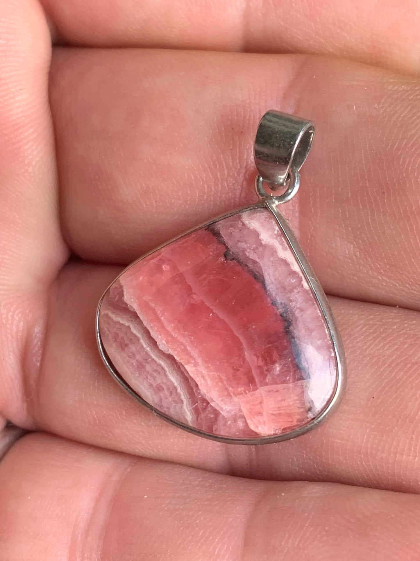 Rhodochrosite ! Pièce unique en Argent de 38 mm x 26 x 6. Vendu avec un cordon réglable de couleur noire !
