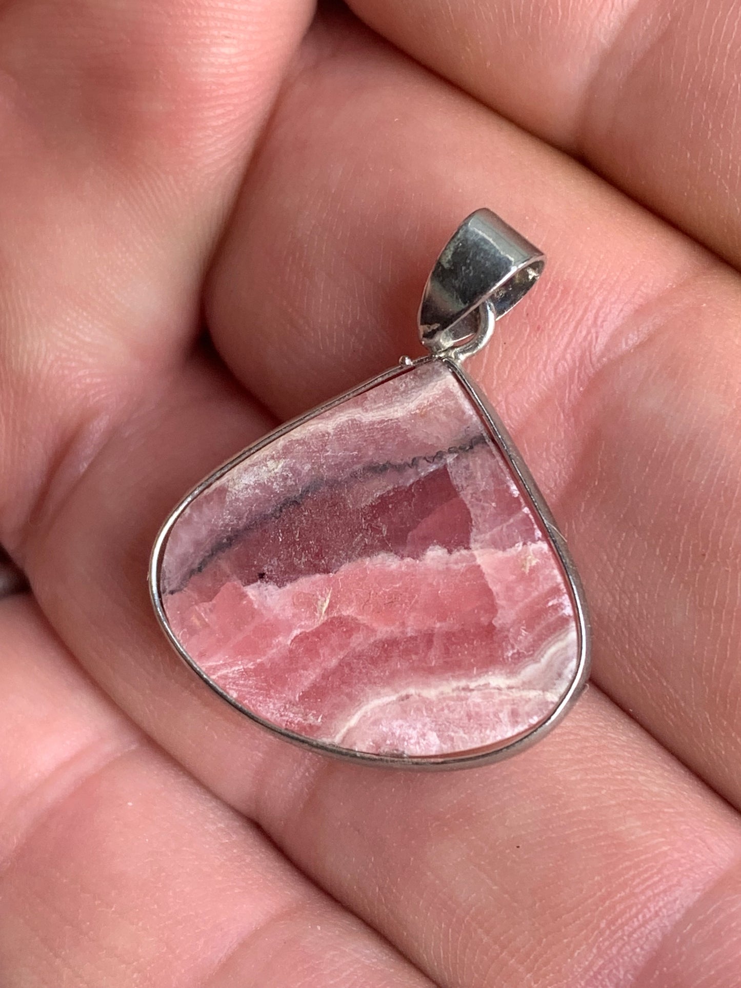 Rhodochrosite ! Pièce unique en Argent de 38 mm x 26 x 6. Vendu avec un cordon réglable de couleur noire !