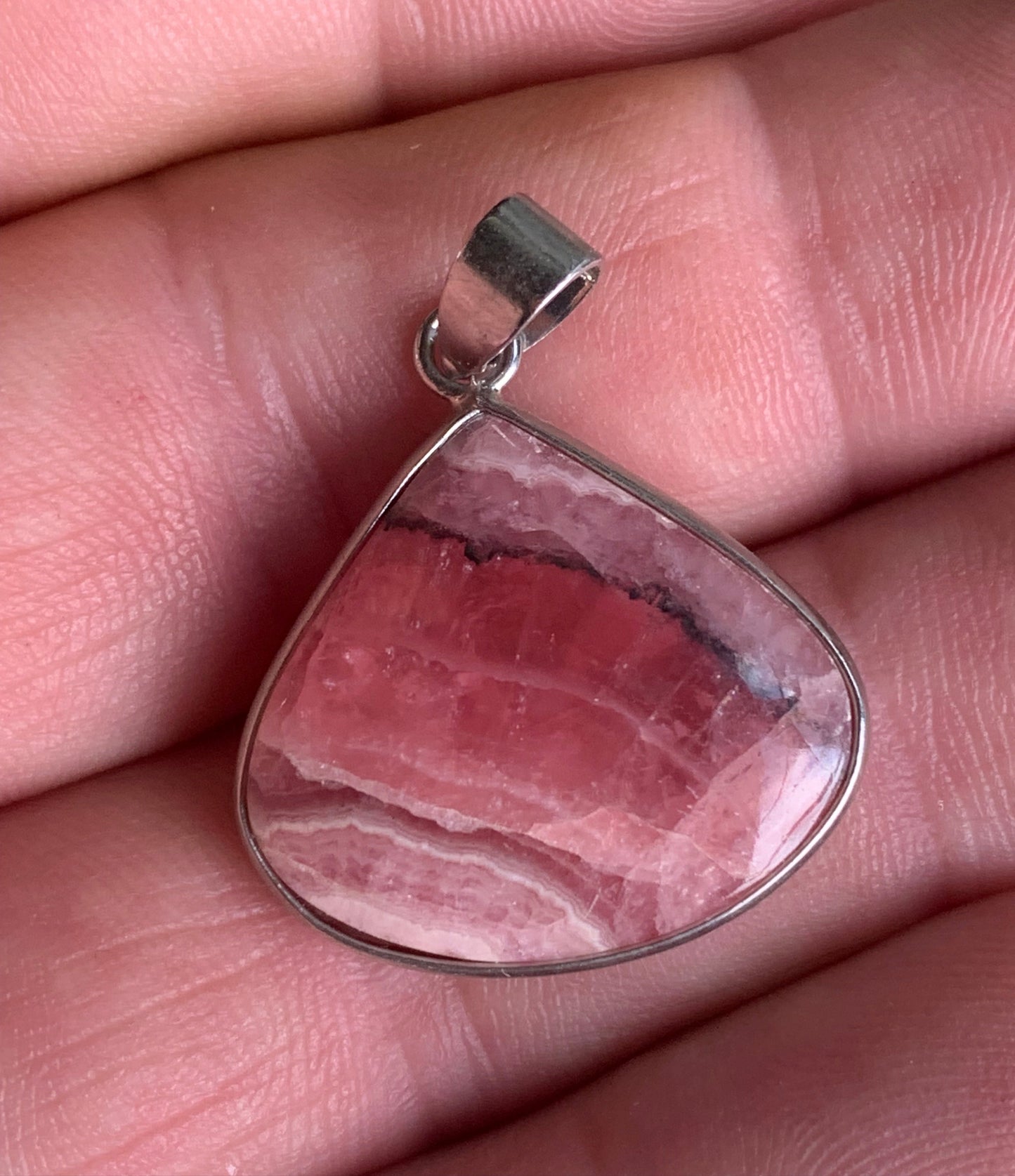 Rhodochrosite ! Pièce unique en Argent de 38 mm x 26 x 6. Vendu avec un cordon réglable de couleur noire !