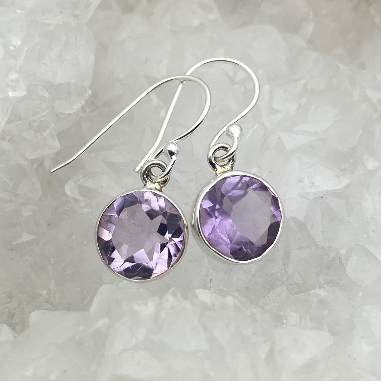 Boucles d'oreilles en Améthyste, cabochon facetté sertis Argent 925, qualité AA à AAA !