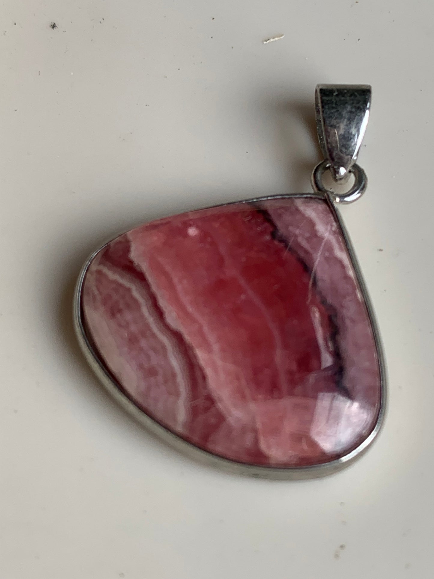 Rhodochrosite ! Pièce unique en Argent de 38 mm x 26 x 6. Vendu avec un cordon réglable de couleur noire !