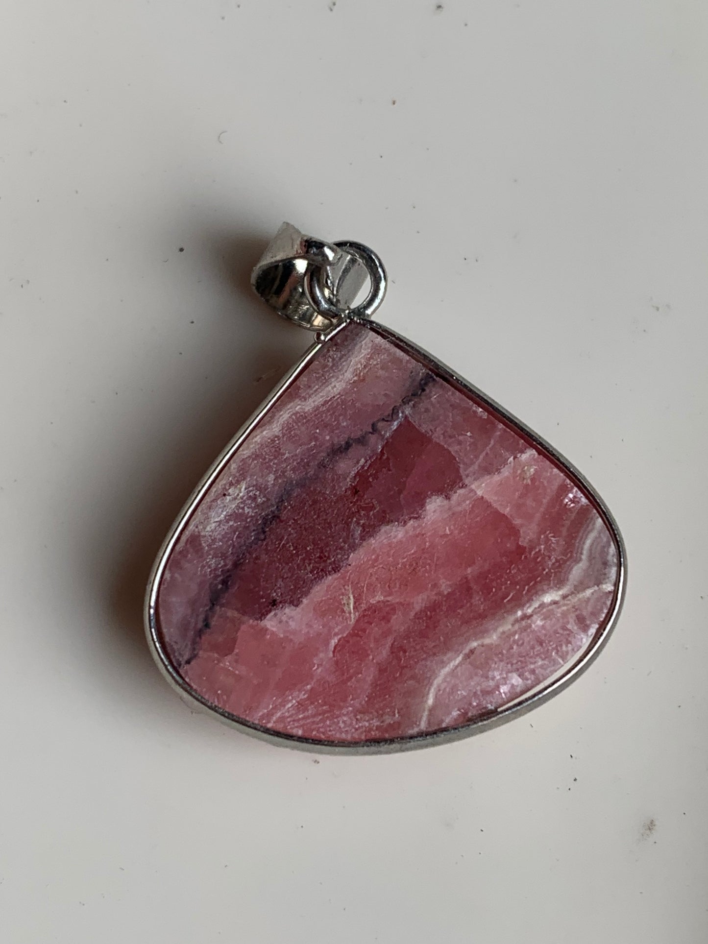 Rhodochrosite ! Pièce unique en Argent de 38 mm x 26 x 6. Vendu avec un cordon réglable de couleur noire !