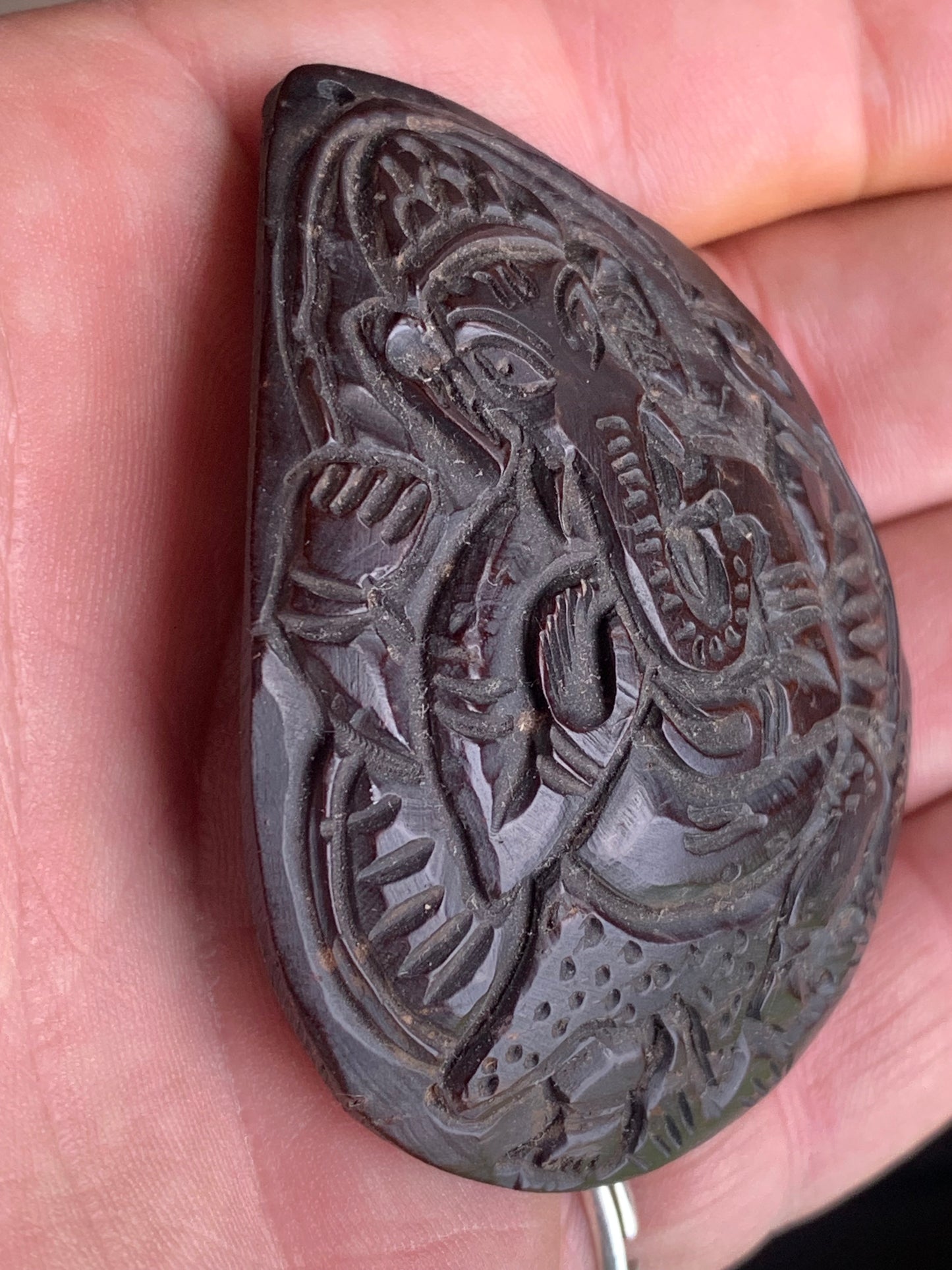 Ganesh, coquille de noix de coco gravé, pièce unique en Argent de 65 mm x 60 x 4. Vendu avec un cordon réglable de couleur noire !