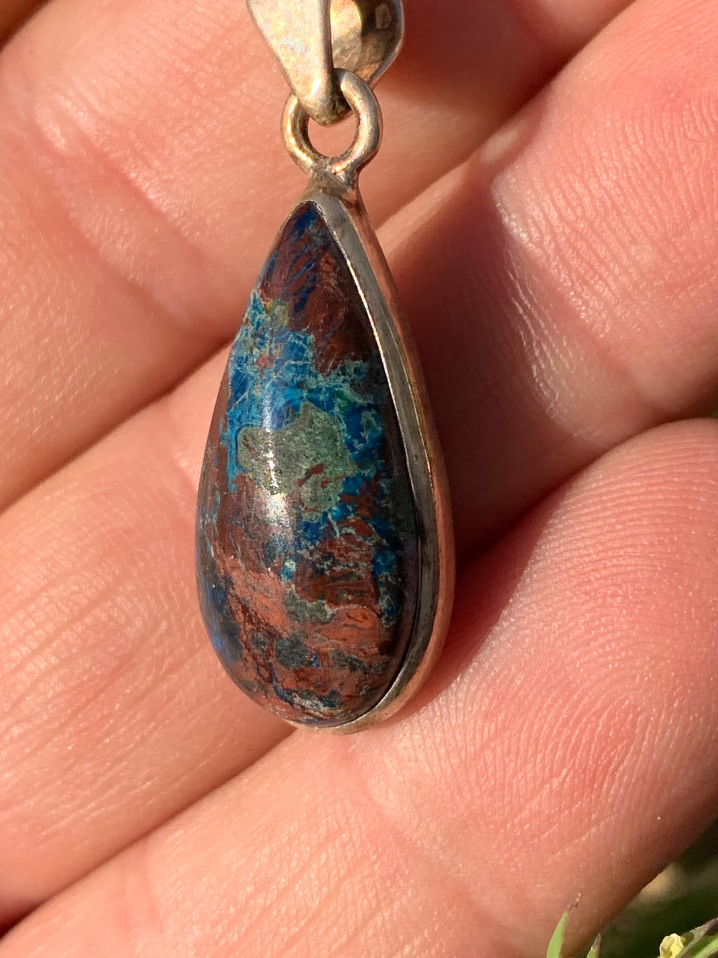 Chrysocolle ! Pendentif unique en Argent, 38 mm de hauteur x 13 de largeur x 7 d'épaisseur. Vendu avec cordon réglable de couleur noire. Fait par Gen & Zen !