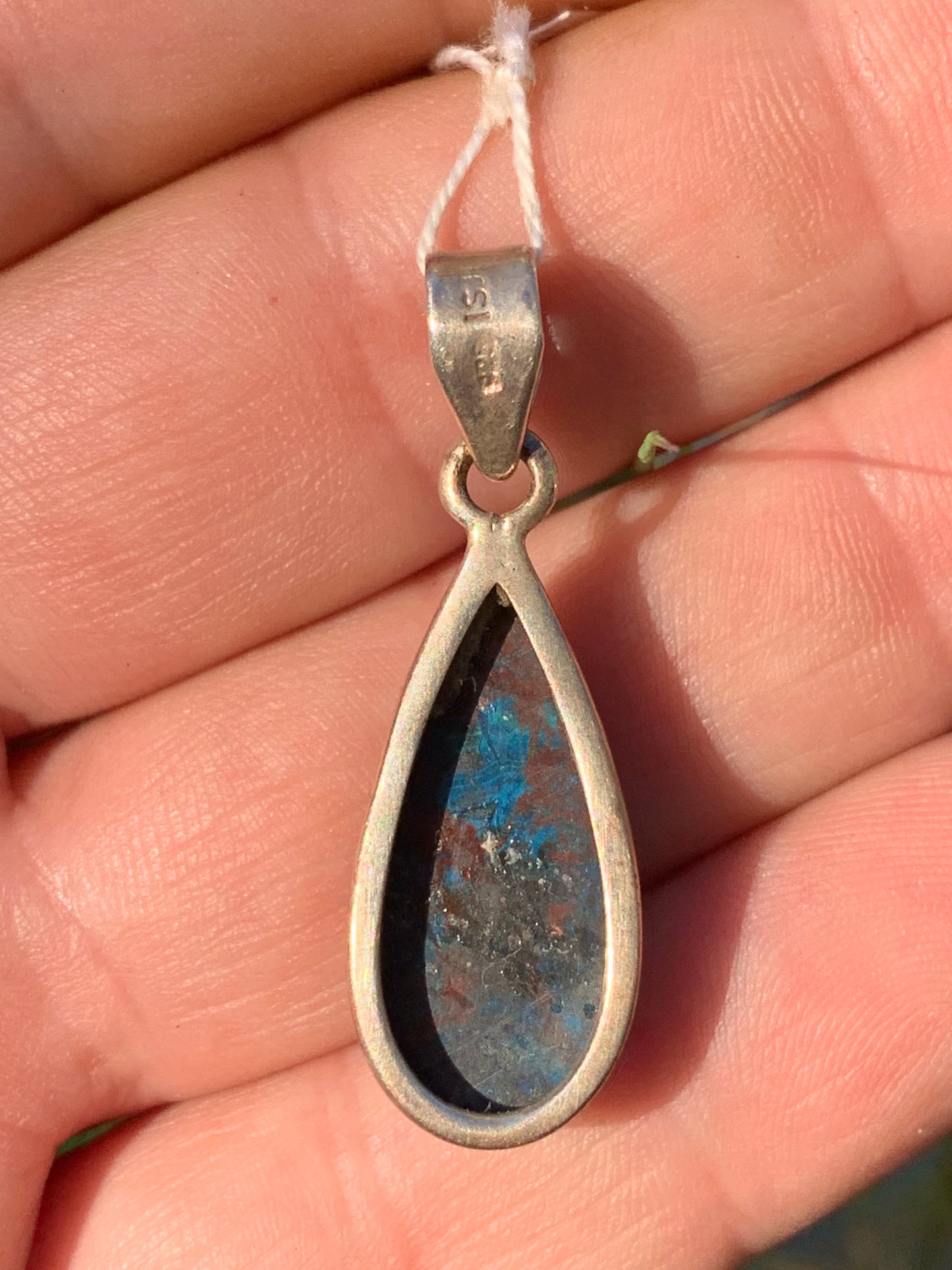 Chrysocolle ! Pendentif unique en Argent, 38 mm de hauteur x 13 de largeur x 7 d'épaisseur. Vendu avec cordon réglable de couleur noire. Fait par Gen & Zen !