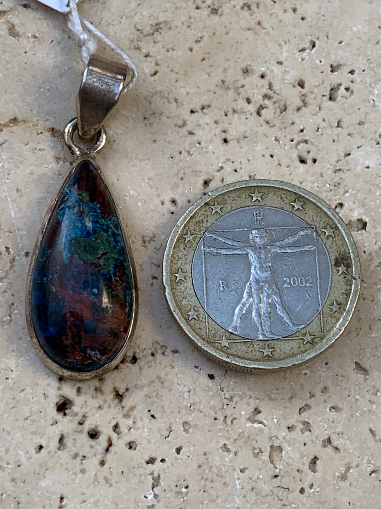 Chrysocolle ! Pendentif unique en Argent, 38 mm de hauteur x 13 de largeur x 7 d'épaisseur. Vendu avec cordon réglable de couleur noire. Fait par Gen & Zen !