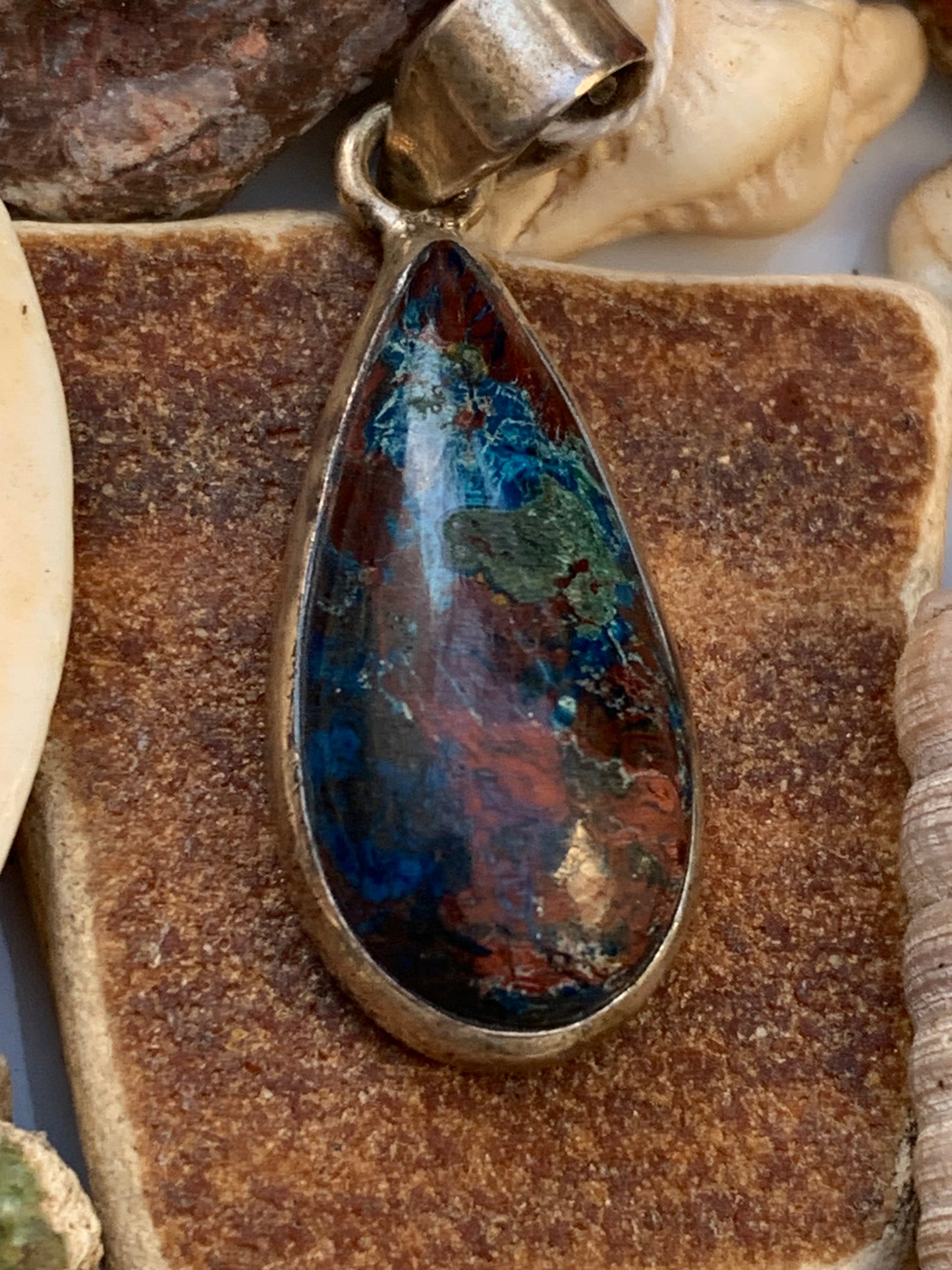 Chrysocolle ! Pendentif unique en Argent, 38 mm de hauteur x 13 de largeur x 7 d'épaisseur. Vendu avec cordon réglable de couleur noire. Fait par Gen & Zen !