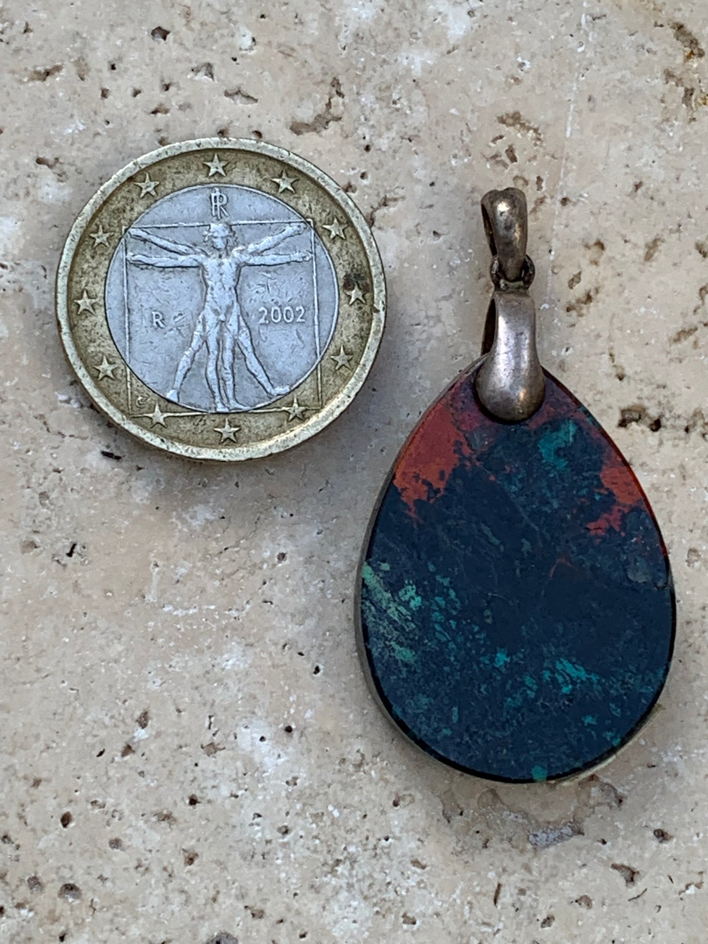 Chrysocolle ! Pendentif unique en Argent, 42mm de hauteur x 22 de largeur x 5 d'épaisseur. Vendu avec cordon réglable de couleur noire. Fait par Gen & Zen !
