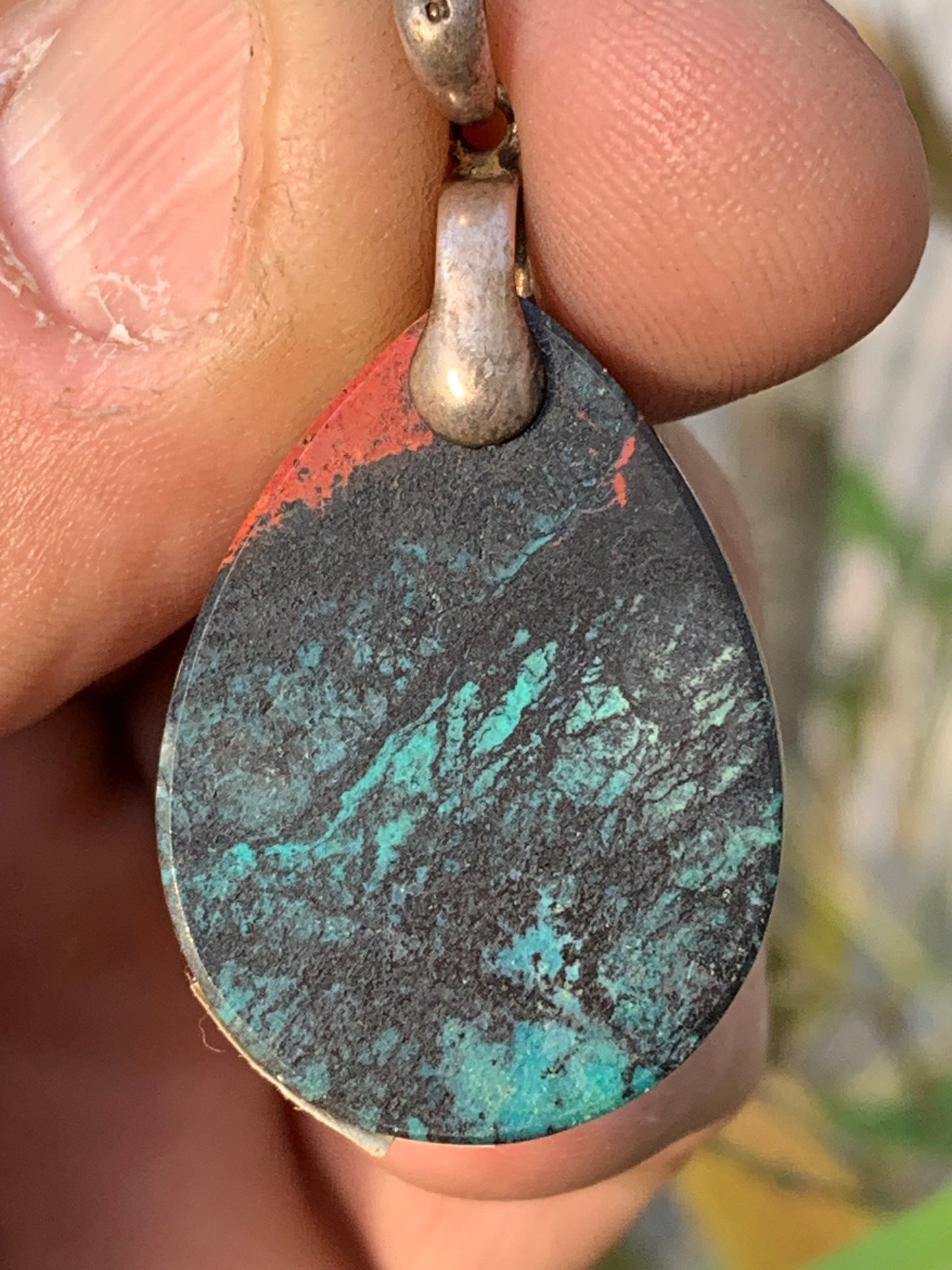 Chrysocolle ! Pendentif unique en Argent, 42mm de hauteur x 22 de largeur x 5 d'épaisseur. Vendu avec cordon réglable de couleur noire. Fait par Gen & Zen !